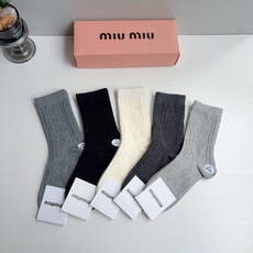 配包装【一盒五双】 miumiu 缪缪 新款浮雕logo长筒袜🔥🌟潮人必不能少的专柜代购品质长筒袜子 ,超级百搭款 配包装【一盒五双】 miumiu 缪缪 新款浮雕logo长筒袜🔥🌟潮人必不能少的专柜代购品质长筒袜子 ,超级百搭款