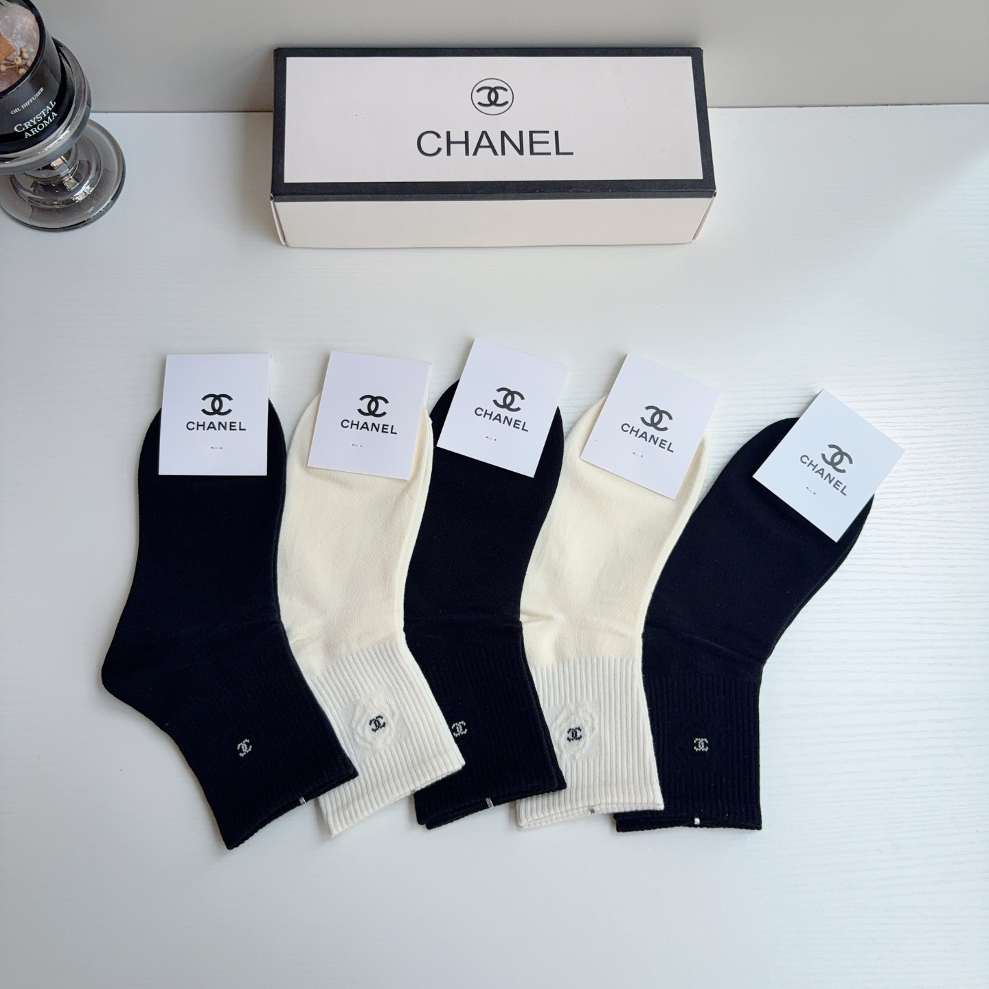 配包装（一盒5双） CHANEL 香奈儿经典袜子❗️纯棉材质柔软，经典双C图案logo，专柜同步中筒袜子❗️大牌出街！