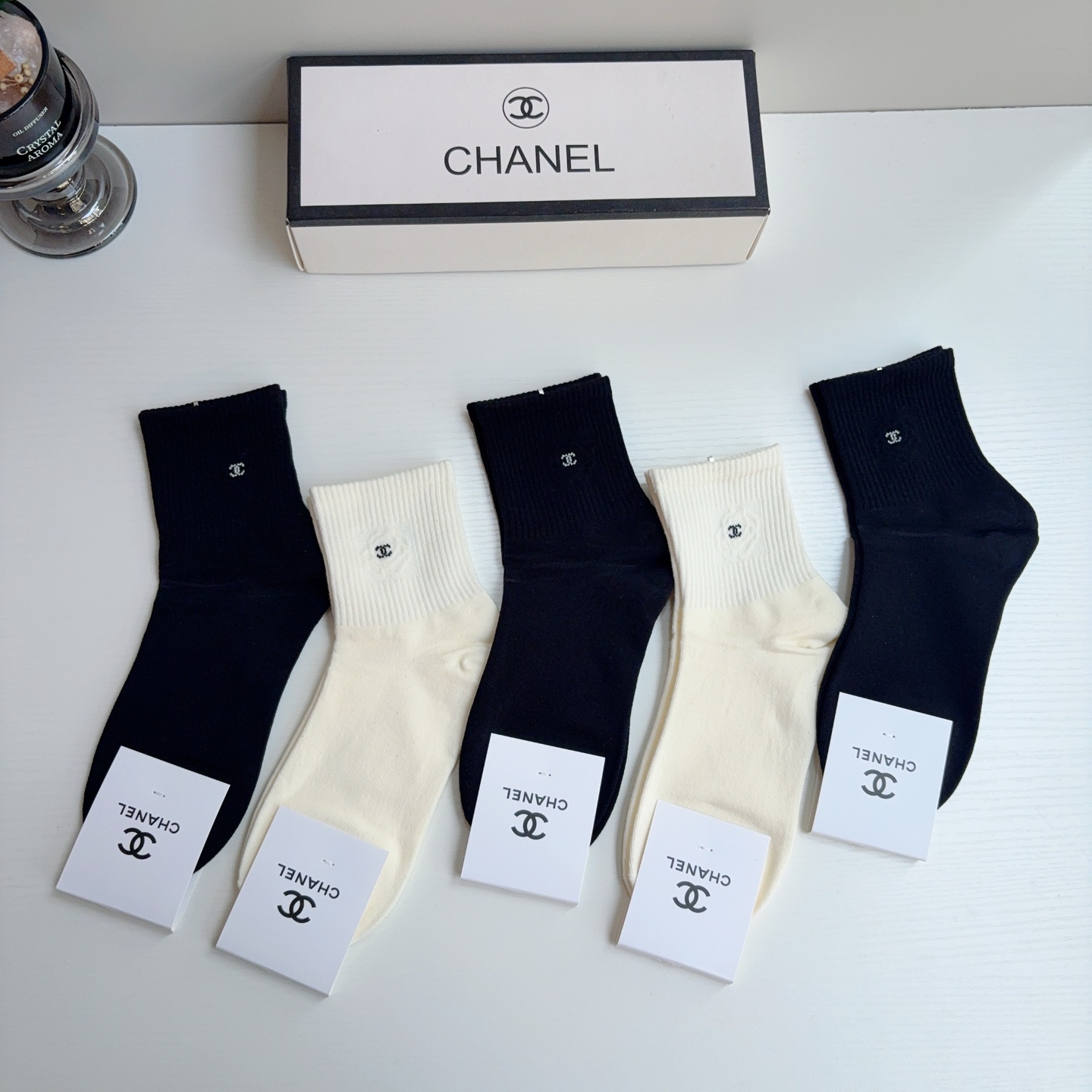 配包装（一盒5双） CHANEL 香奈儿经典袜子❗️纯棉材质柔软，经典双C图案logo，专柜同步中筒袜子❗️大牌出街！