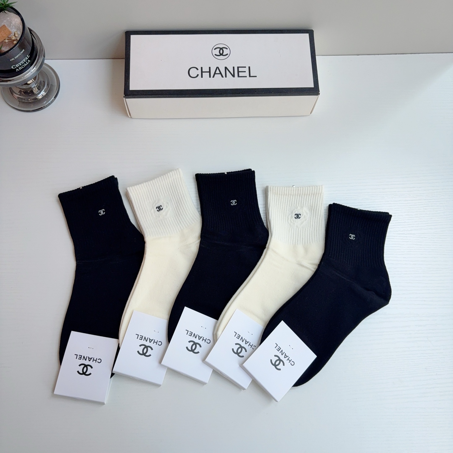 配包装（一盒5双） CHANEL 香奈儿经典袜子❗️纯棉材质柔软，经典双C图案logo，专柜同步中筒袜子❗️大牌出街！