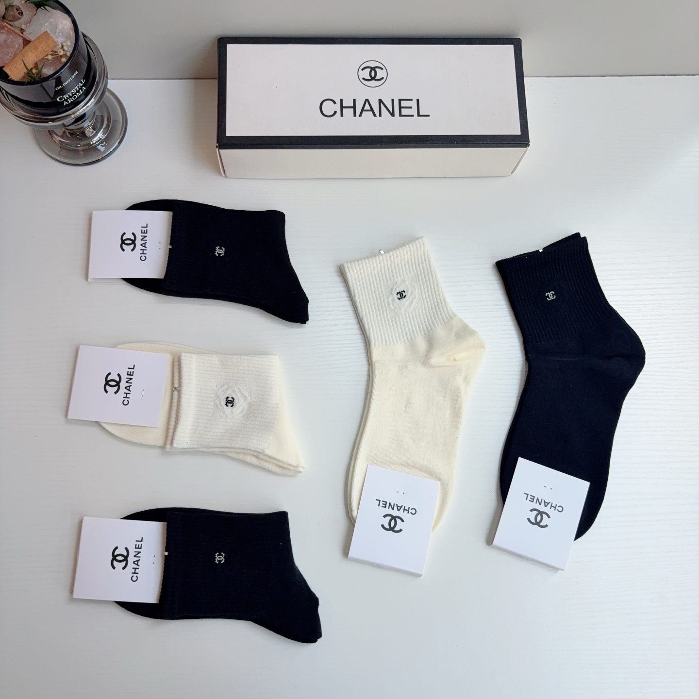 配包装（一盒5双） CHANEL 香奈儿经典袜子❗️纯棉材质柔软，经典双C图案logo，专柜同步中筒袜子❗️大牌出街！