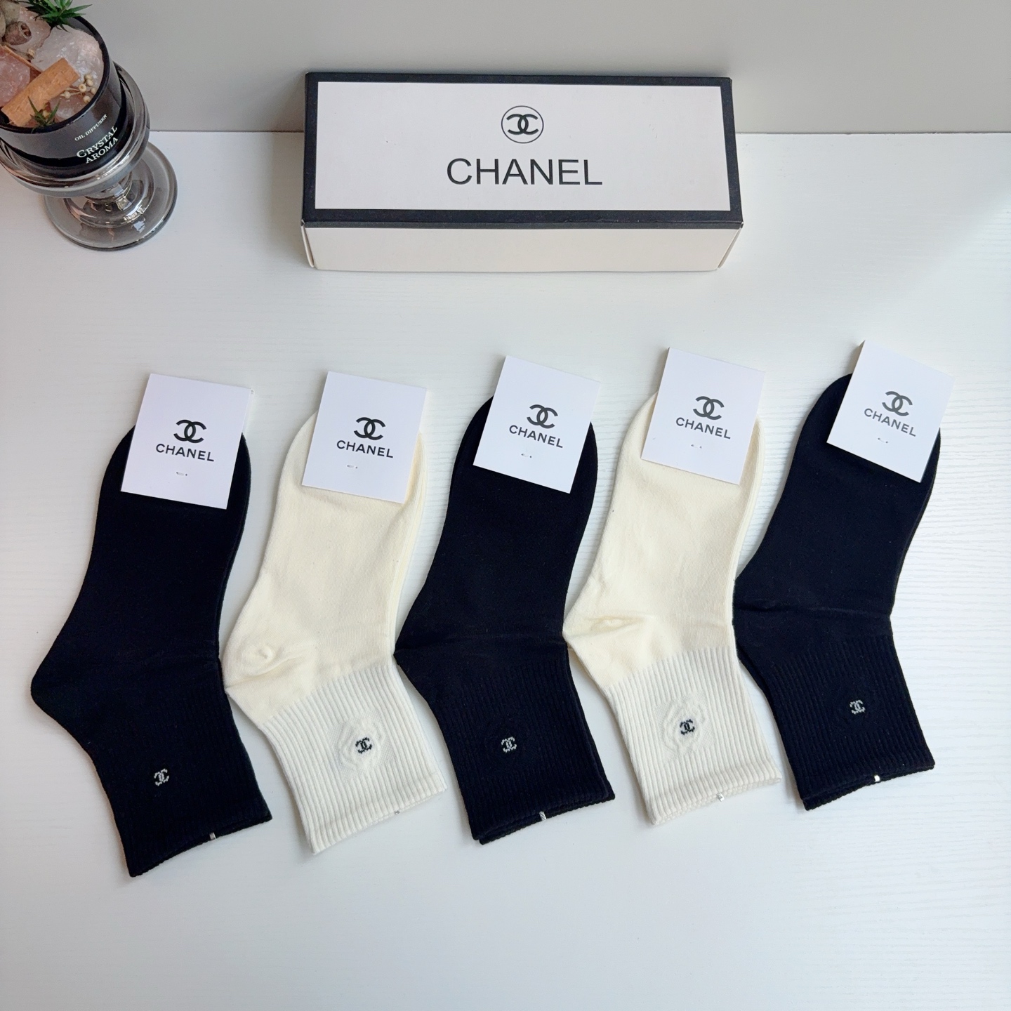 配包装（一盒5双） CHANEL 香奈儿经典袜子❗️纯棉材质柔软，经典双C图案logo，专柜同步中筒袜子❗️大牌出街！