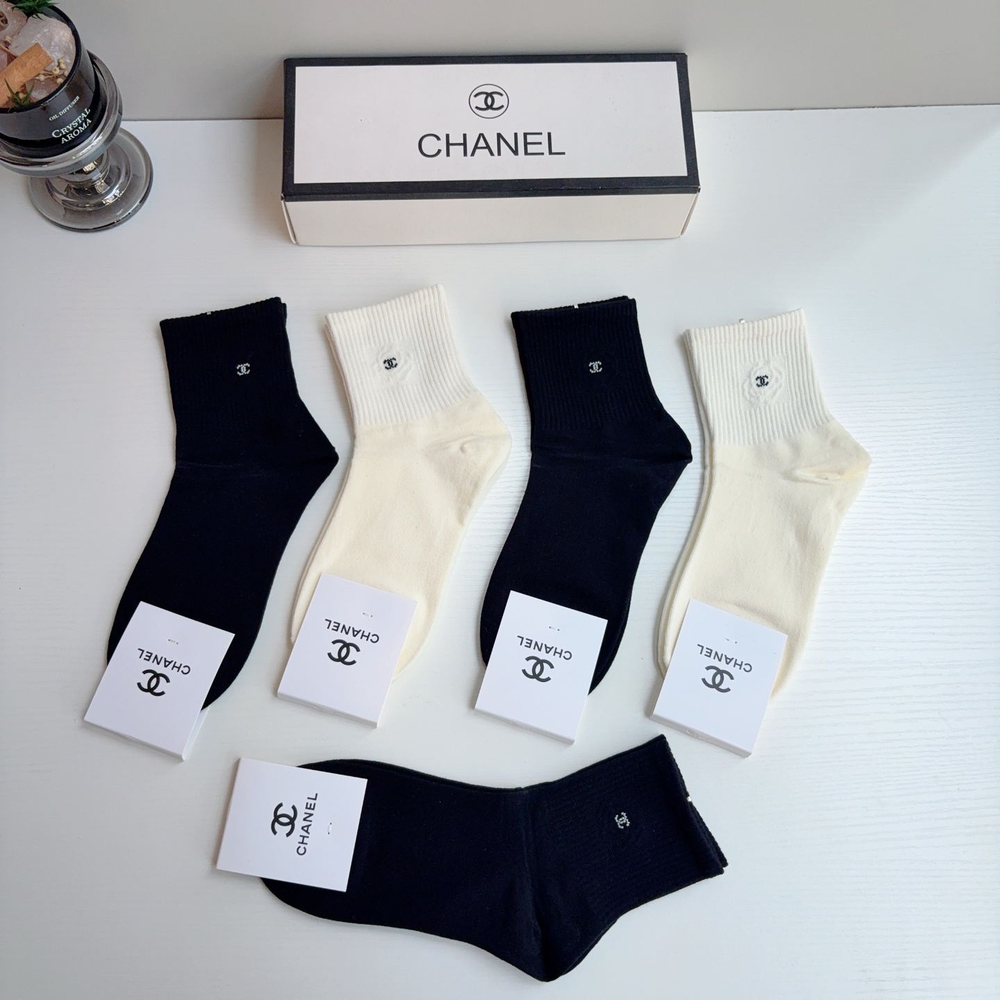 配包装（一盒5双） CHANEL 香奈儿经典袜子❗️纯棉材质柔软，经典双C图案logo，专柜同步中筒袜子❗️大牌出街！