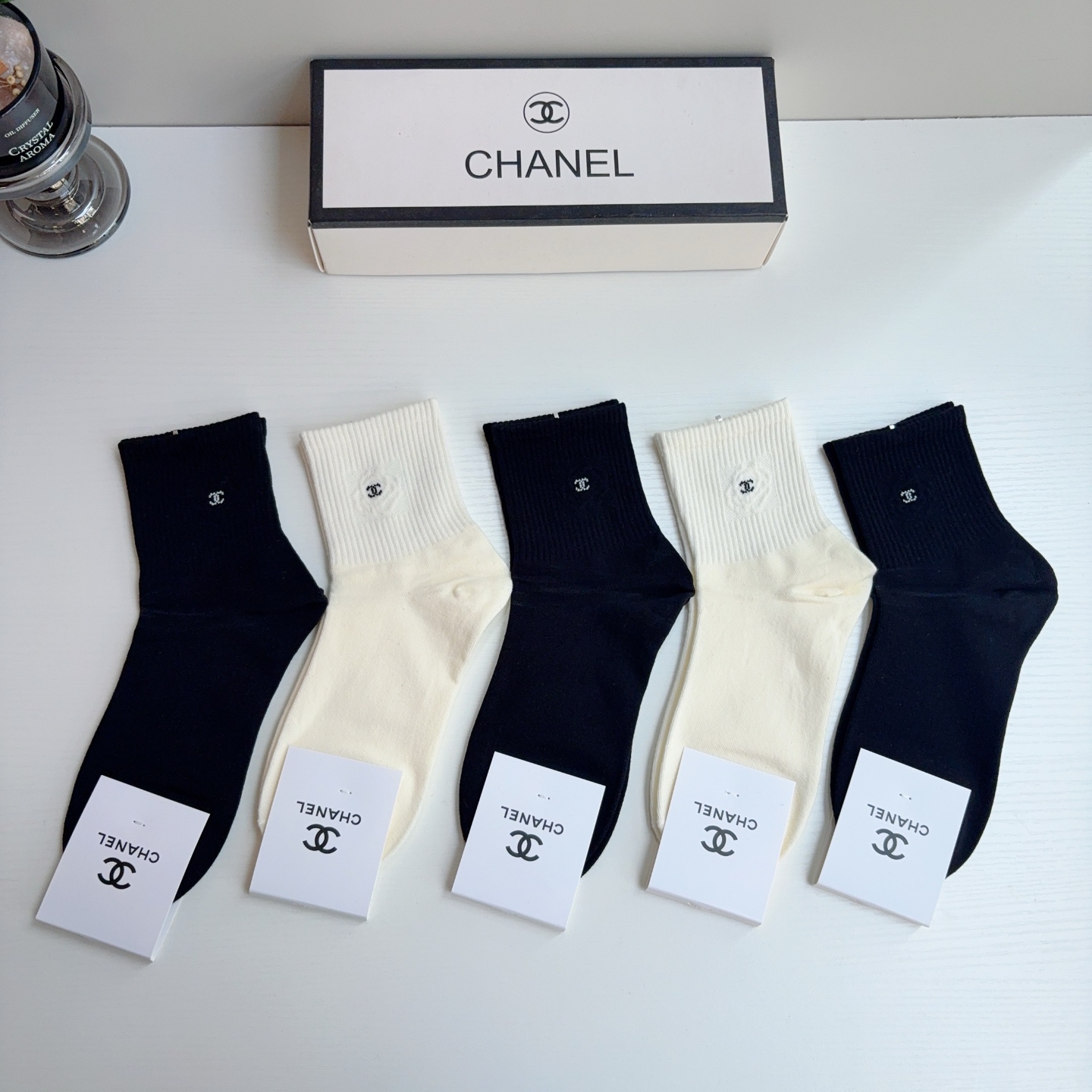 配包装（一盒5双） CHANEL 香奈儿经典袜子❗️纯棉材质柔软，经典双C图案logo，专柜同步中筒袜子❗️大牌出街！