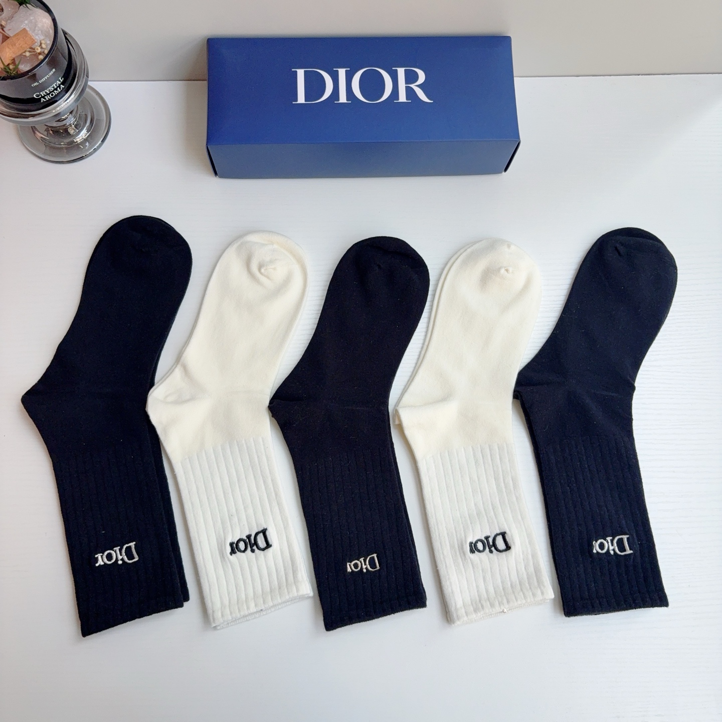 配包装（一盒5双） Dior 迪奥 新款经典logo刺绣长筒袜子！专柜同步袜子，💛大牌出街，潮人必备🔥超好搭