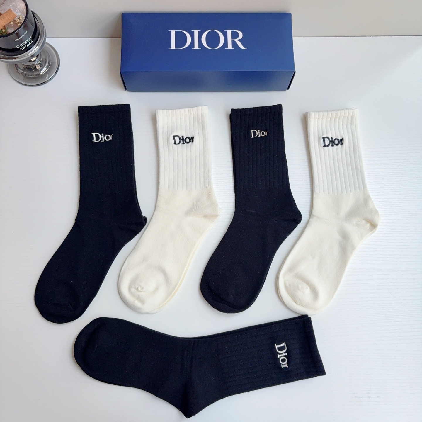 配包装（一盒5双） Dior 迪奥 新款经典logo刺绣长筒袜子！专柜同步袜子，💛大牌出街，潮人必备🔥超好搭
