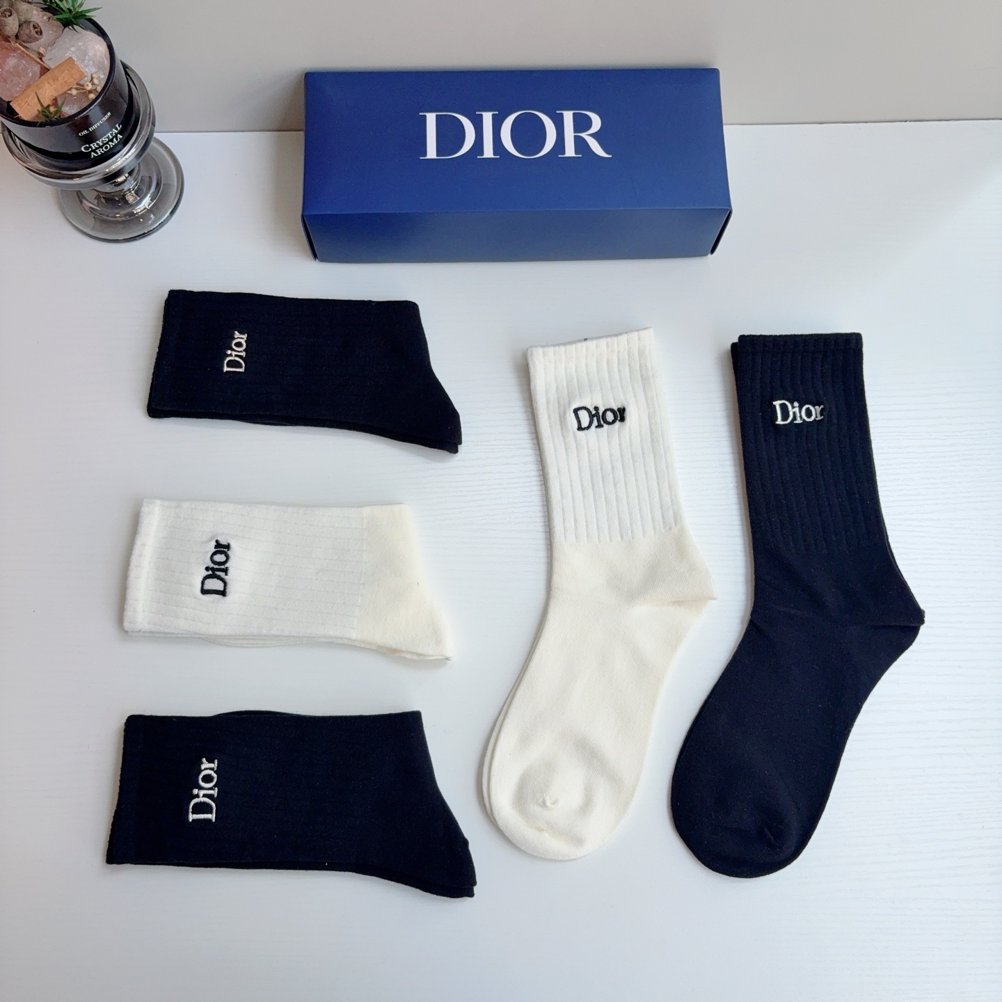 配包装（一盒5双） Dior 迪奥 新款经典logo刺绣长筒袜子！专柜同步袜子，💛大牌出街，潮人必备🔥超好搭