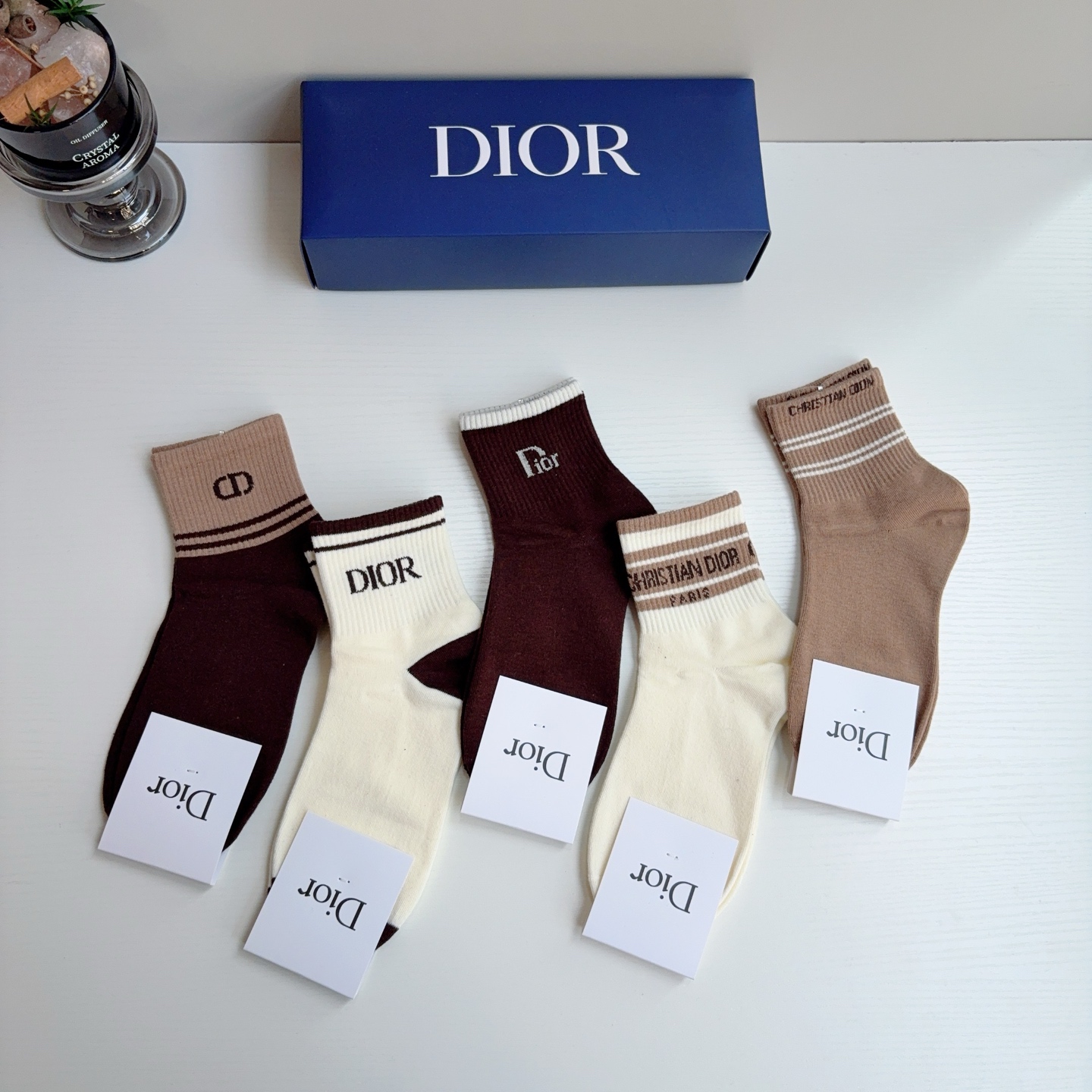 配包装（一盒5双） Dior 迪奥 新款字母罗口中筒袜子！爆款字母专柜同步中筒袜，💛大牌出街，潮人必备🔥超好搭