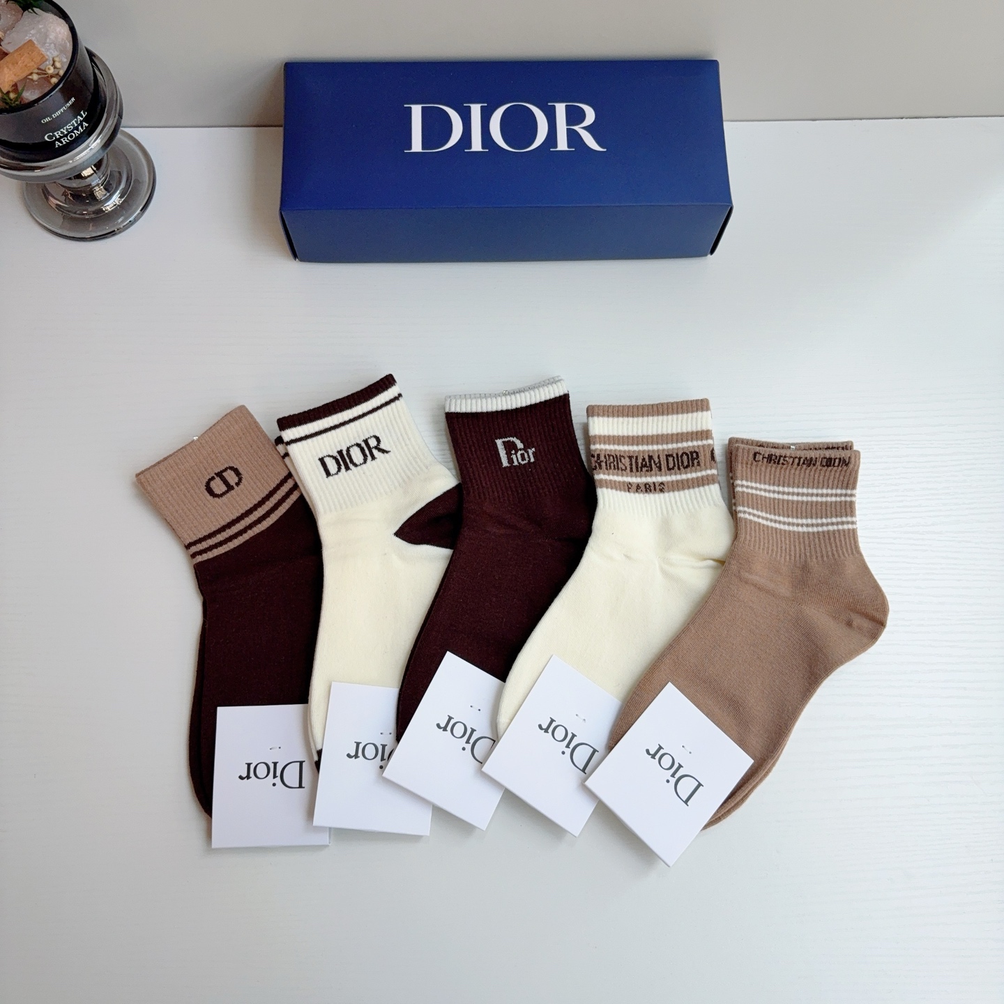配包装（一盒5双） Dior 迪奥 新款字母罗口中筒袜子！爆款字母专柜同步中筒袜，💛大牌出街，潮人必备🔥超好搭