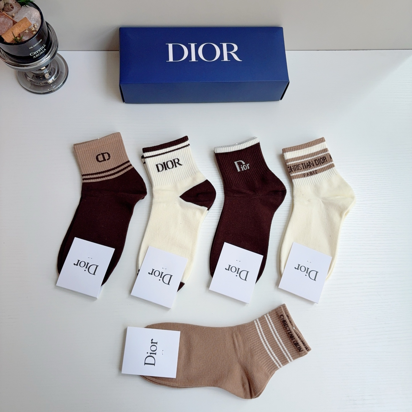 配包装（一盒5双） Dior 迪奥 新款字母罗口中筒袜子！爆款字母专柜同步中筒袜，💛大牌出街，潮人必备🔥超好搭