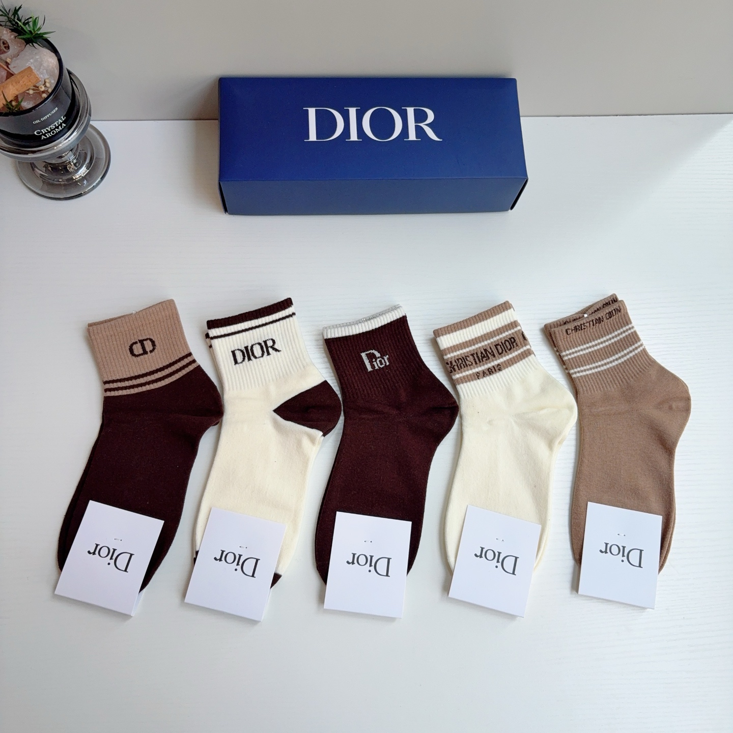 配包装（一盒5双） Dior 迪奥 新款字母罗口中筒袜子！爆款字母专柜同步中筒袜，💛大牌出街，潮人必备🔥超好搭