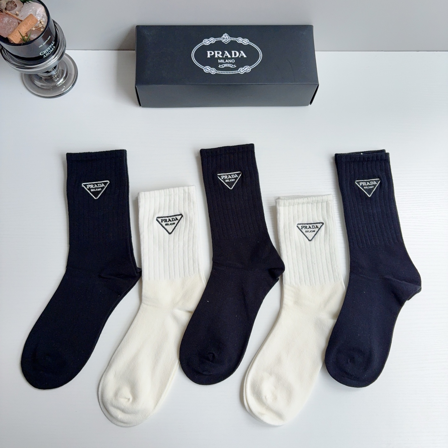配包装（一盒5双） PRADA 普拉达 新款经典logo刺绣长筒袜子！专柜同步袜子，💛大牌出街，潮人必备🔥超好搭
