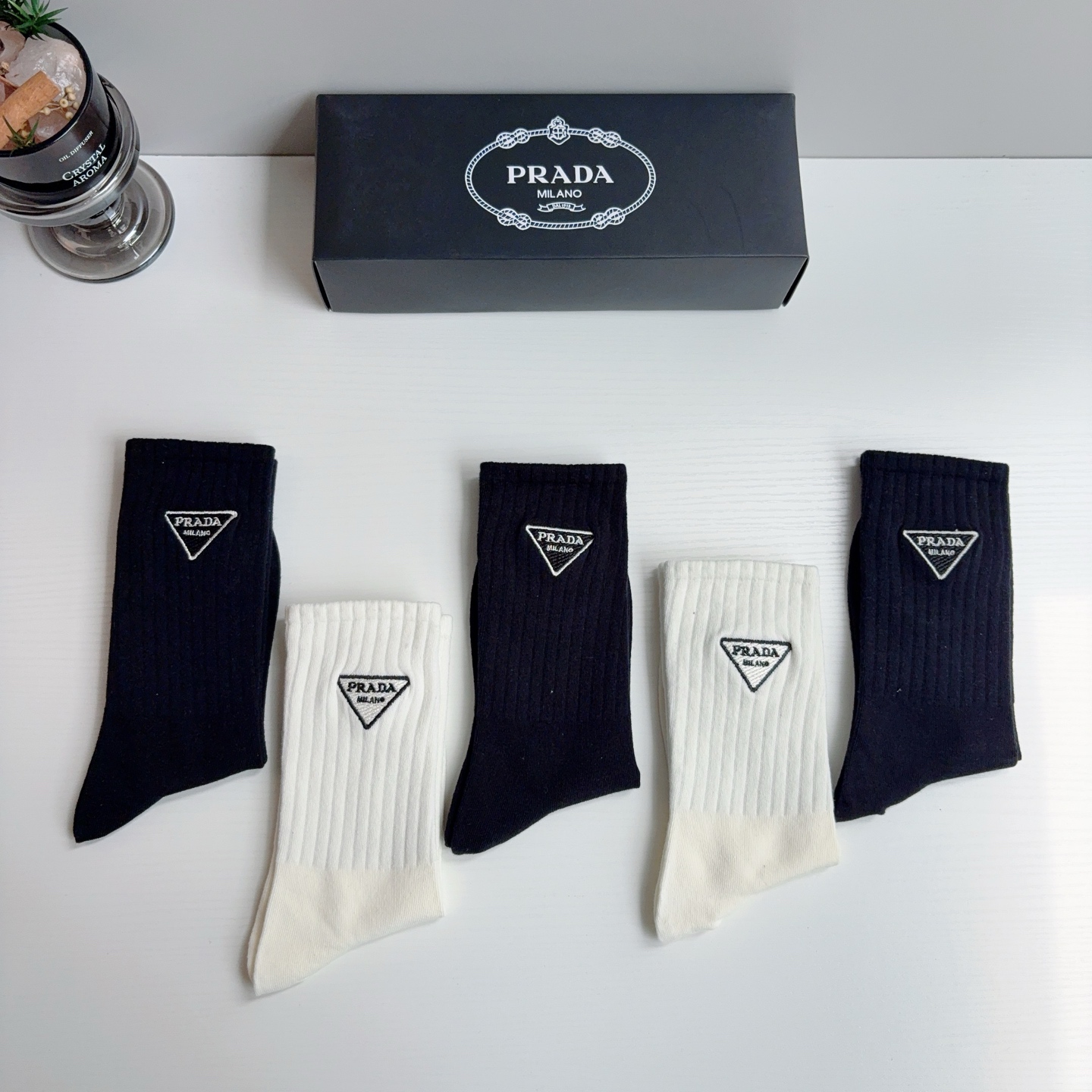 配包装（一盒5双） PRADA 普拉达 新款经典logo刺绣长筒袜子！专柜同步袜子，💛大牌出街，潮人必备🔥超好搭