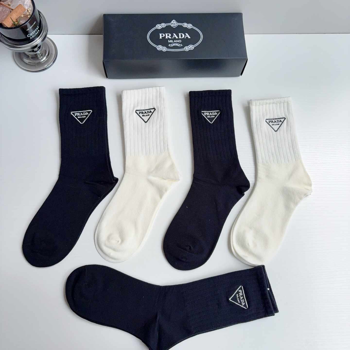 配包装（一盒5双） PRADA 普拉达 新款经典logo刺绣长筒袜子！专柜同步袜子，💛大牌出街，潮人必备🔥超好搭