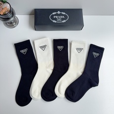 配包装(一盒5双) PRADA 普拉达 新款经典logo刺绣长筒袜子!专柜同步袜子,💛大牌出街,潮人必备🔥超好搭 配包装(一盒5双) PRADA 普拉达 新款经典logo刺绣长筒袜子!专柜同步袜子,💛大牌出街,潮人必备🔥超好搭