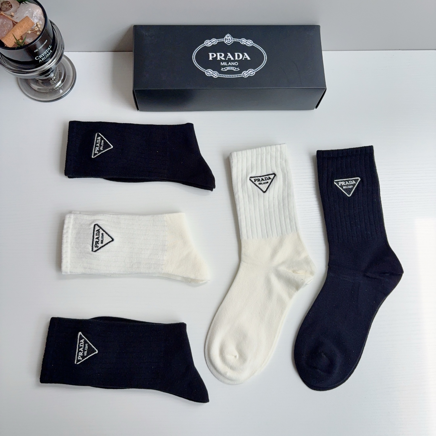 配包装（一盒5双） PRADA 普拉达 新款经典logo刺绣长筒袜子！专柜同步袜子，💛大牌出街，潮人必备🔥超好搭