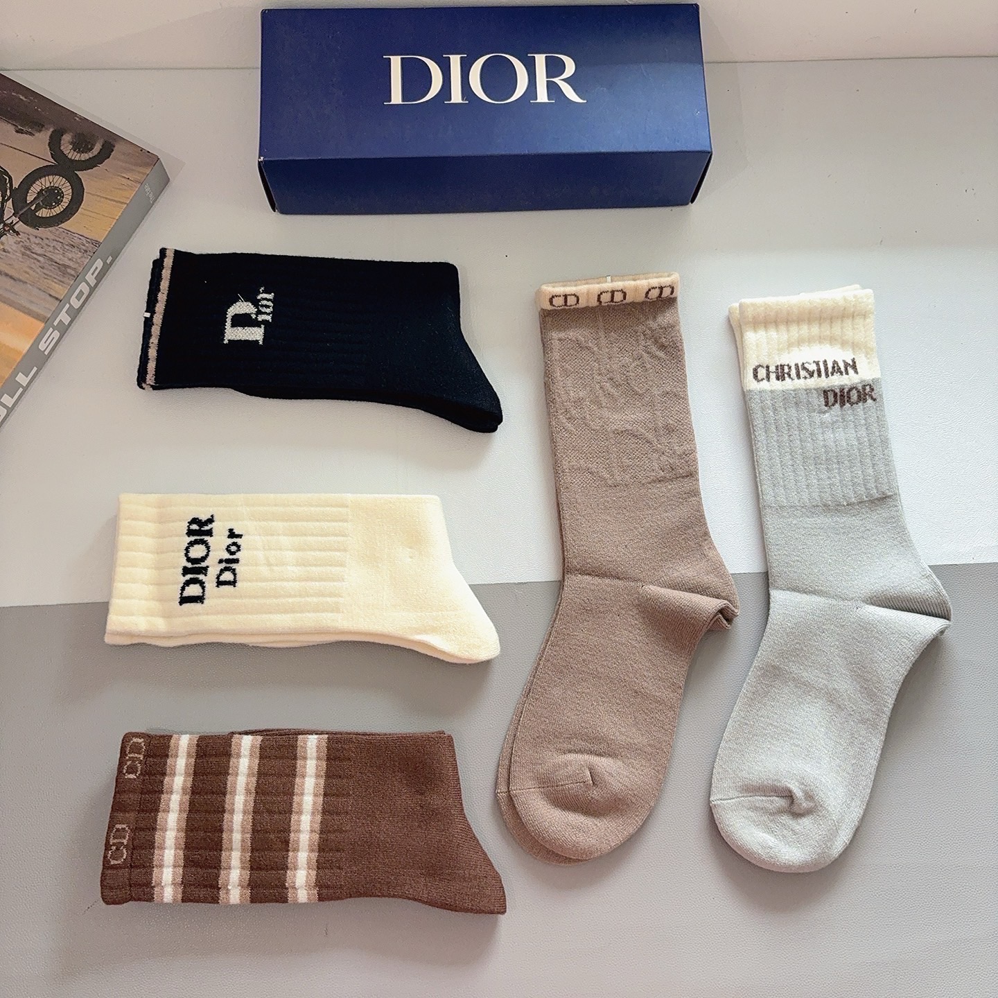 配包装（一盒5双） Dior 迪奥经典长筒袜子、高版本兔绒材质 ，经典D字母图案logo，大牌出街，潮人必备，超好搭！