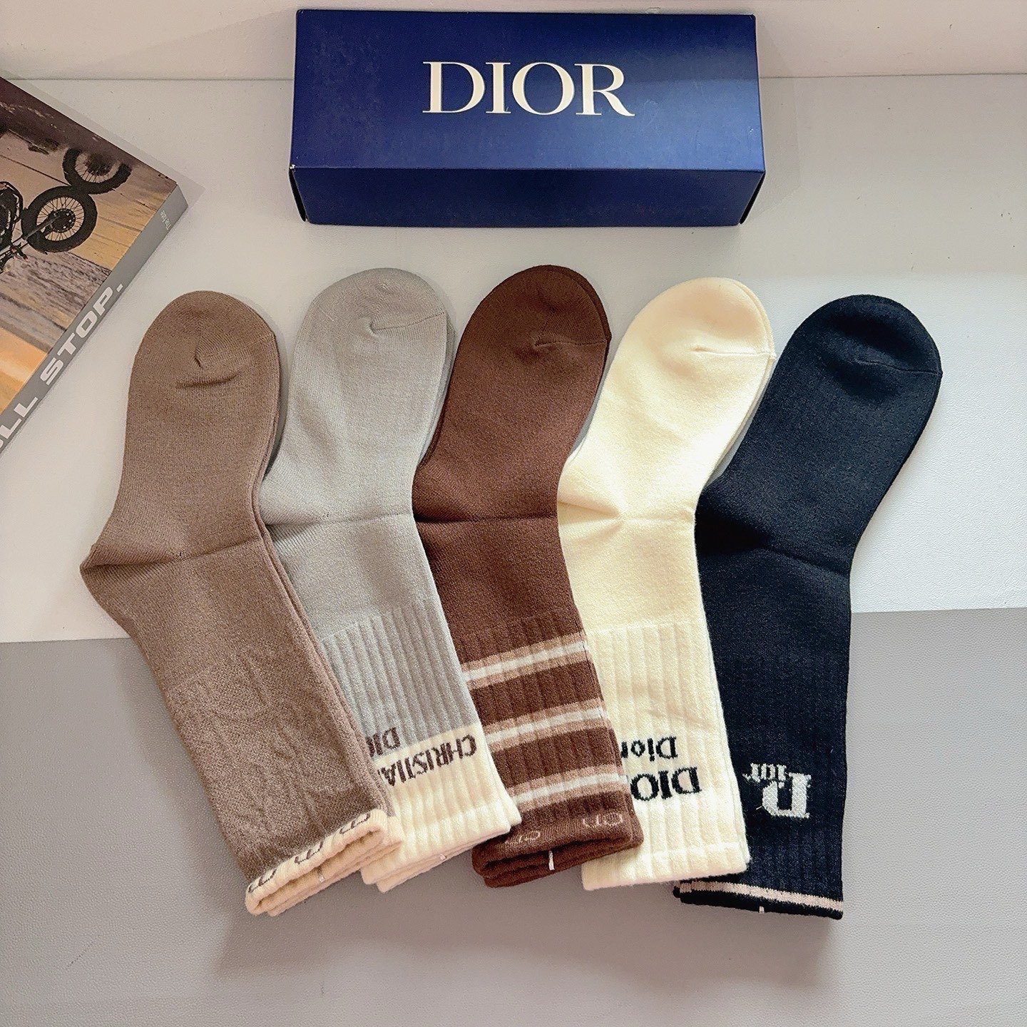 配包装（一盒5双） Dior 迪奥经典长筒袜子、高版本兔绒材质 ，经典D字母图案logo，大牌出街，潮人必备，超好搭！
