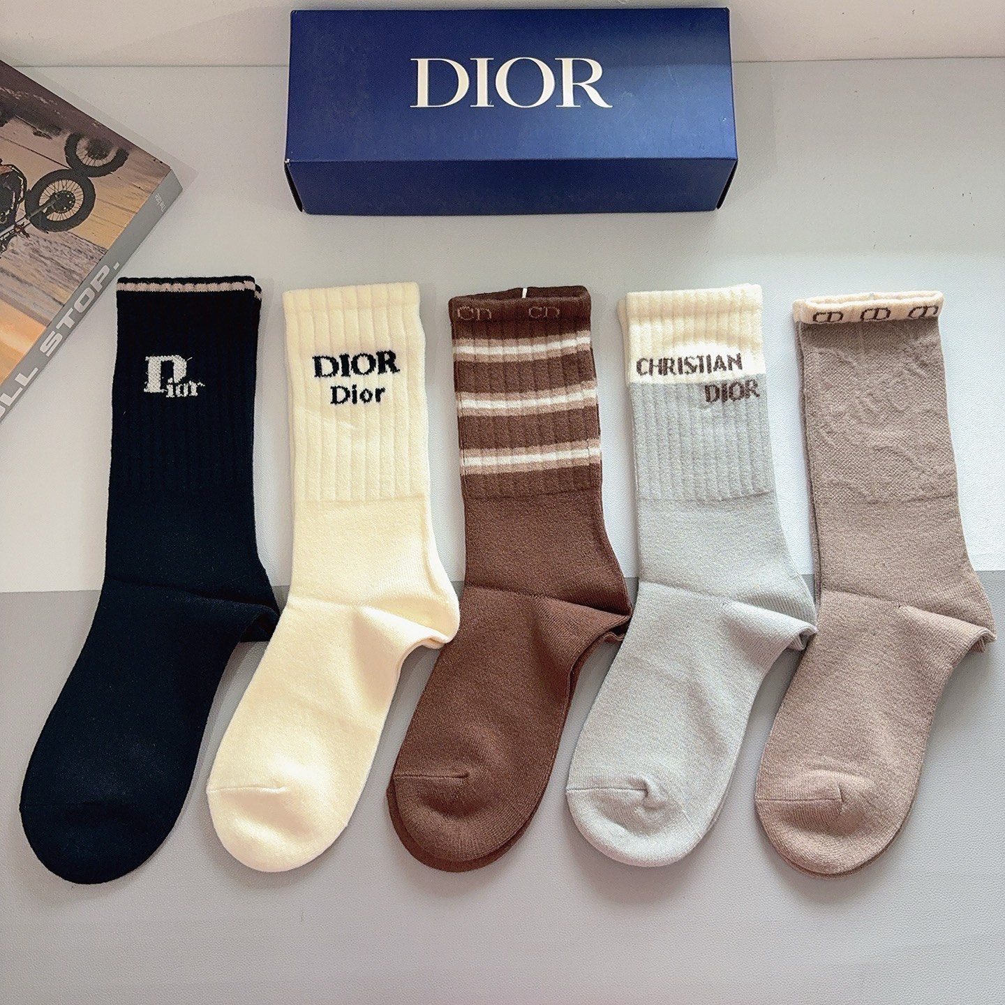 配包装（一盒5双） Dior 迪奥经典长筒袜子、高版本兔绒材质 ，经典D字母图案logo，大牌出街，潮人必备，超好搭！