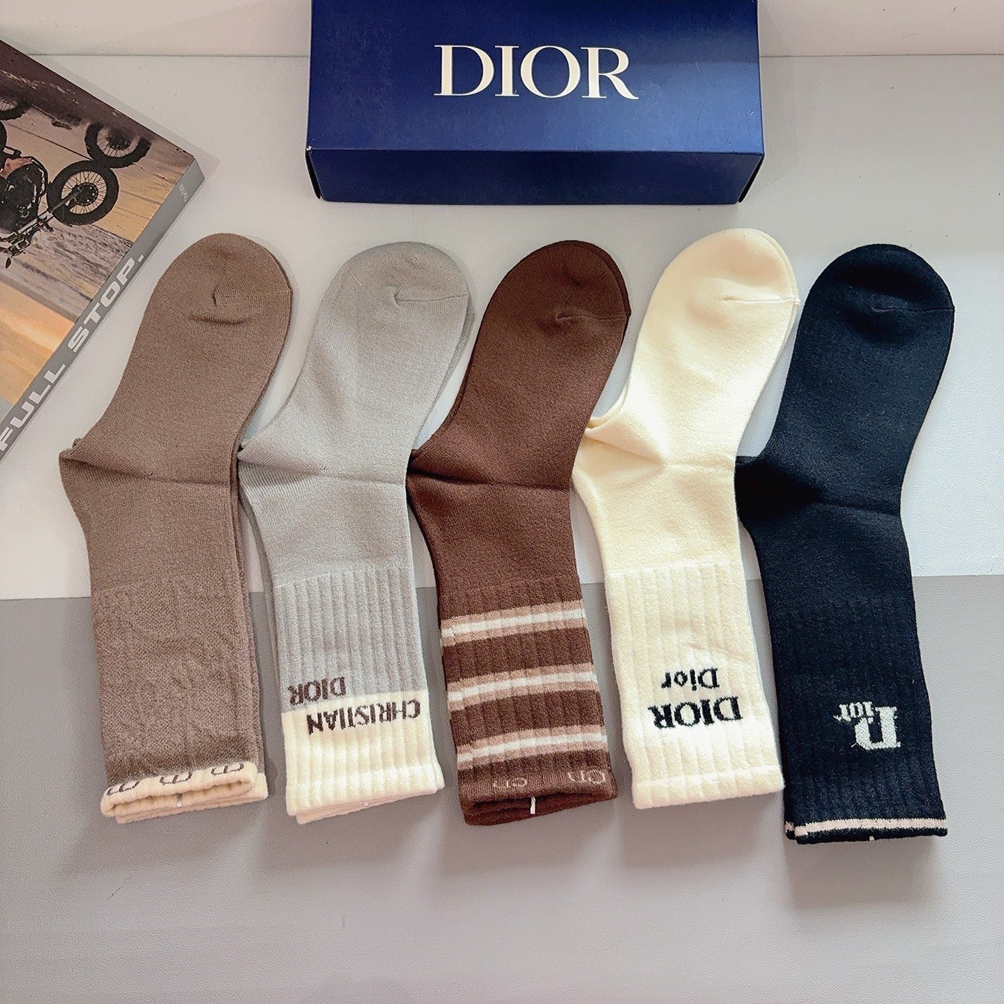 配包装（一盒5双） Dior 迪奥经典长筒袜子、高版本兔绒材质 ，经典D字母图案logo，大牌出街，潮人必备，超好搭！