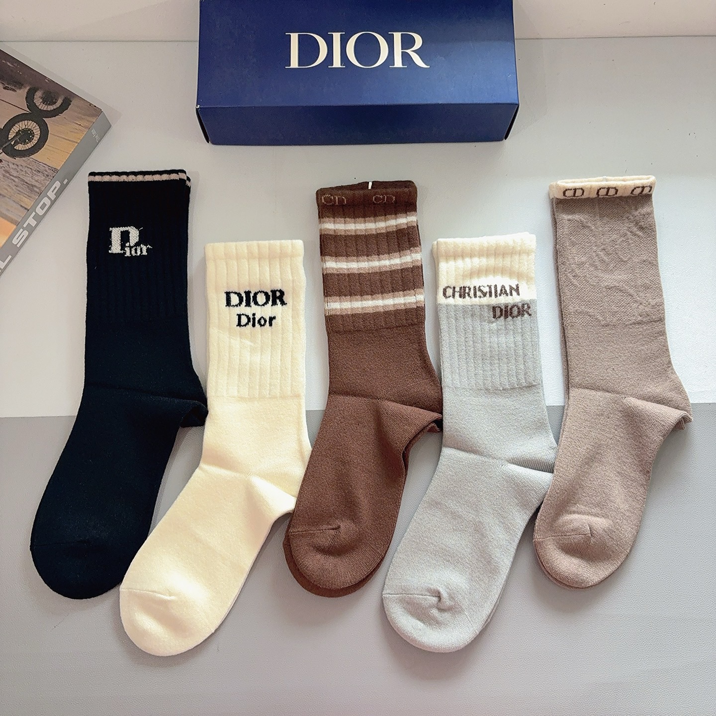 配包装（一盒5双） Dior 迪奥经典长筒袜子、高版本兔绒材质 ，经典D字母图案logo，大牌出街，潮人必备，超好搭！