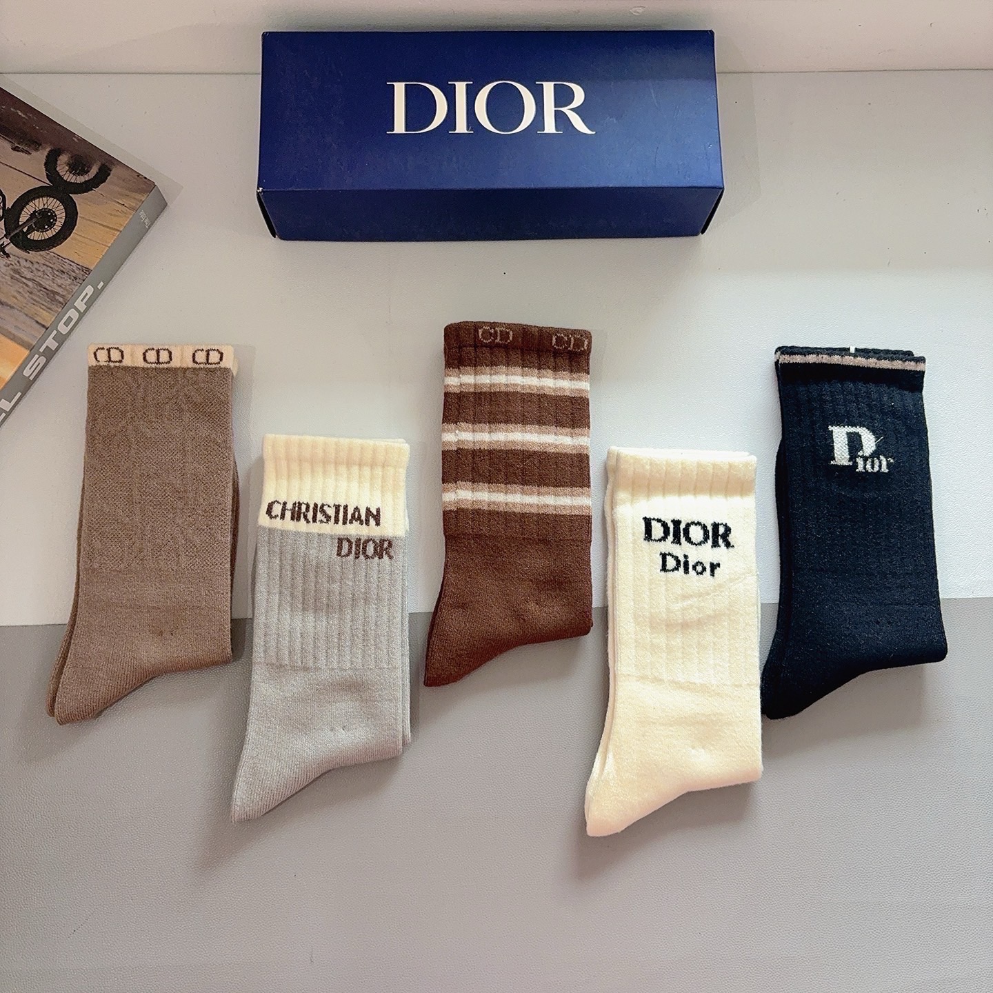 配包装（一盒5双） Dior 迪奥经典长筒袜子、高版本兔绒材质 ，经典D字母图案logo，大牌出街，潮人必备，超好搭！