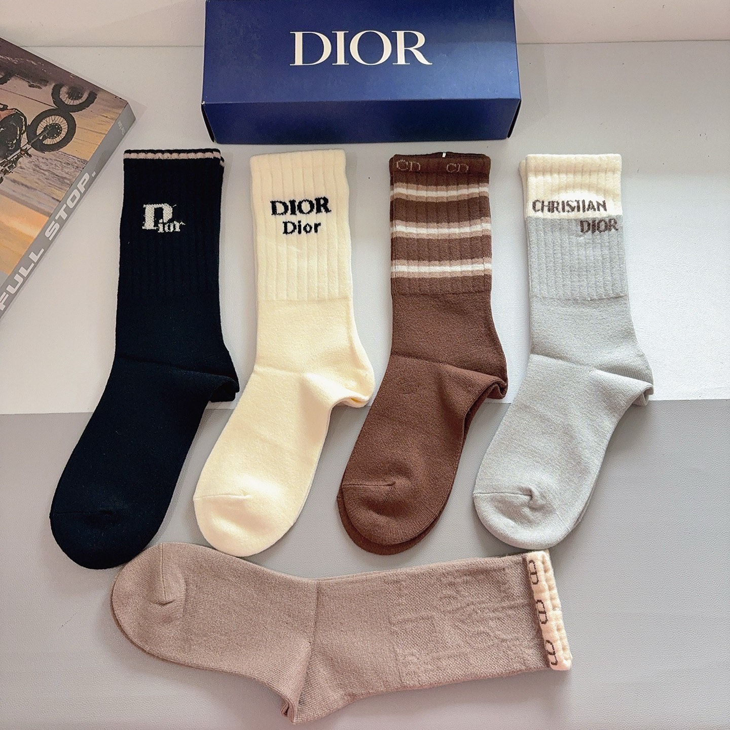 配包装（一盒5双） Dior 迪奥经典长筒袜子、高版本兔绒材质 ，经典D字母图案logo，大牌出街，潮人必备，超好搭！
