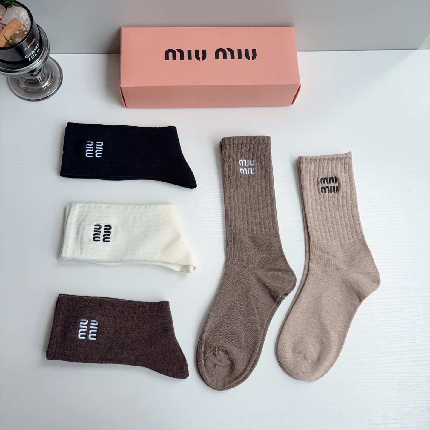 配包装（一盒5双） miumiu 缪缪 新款长筒刺绣纯棉面料，专柜同步长筒袜子，💛大牌出街，潮人必备🔥超好搭配！