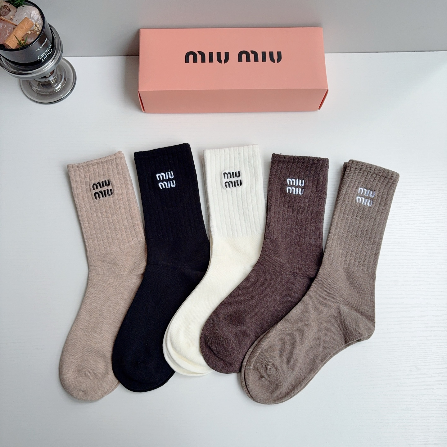 配包装(一盒5双) miumiu 缪缪 新款长筒刺绣纯棉面料,专柜同步长筒袜子,💛大牌出街,潮人必备🔥超好搭配! 配包装(一盒5双) miumiu 缪缪 新款长筒刺绣纯棉面料,专柜同步长筒袜子,💛大牌出街,潮人必备🔥超好搭配!