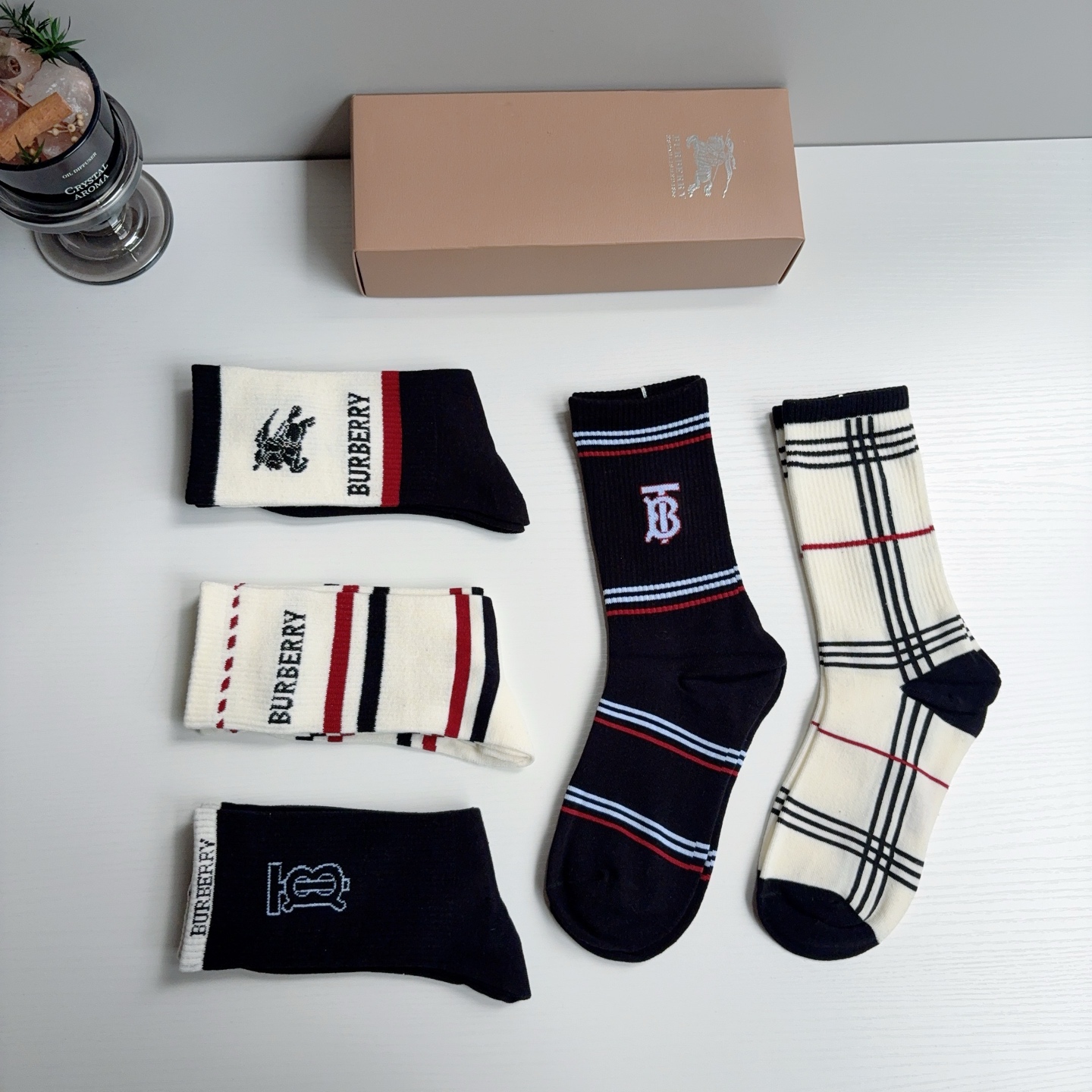 配包装（一盒5双） 🌟Burberry 巴宝莉 新款男女通用长筒袜子，纯棉面料，经典款搭配潮流配色，个性时尚百搭款