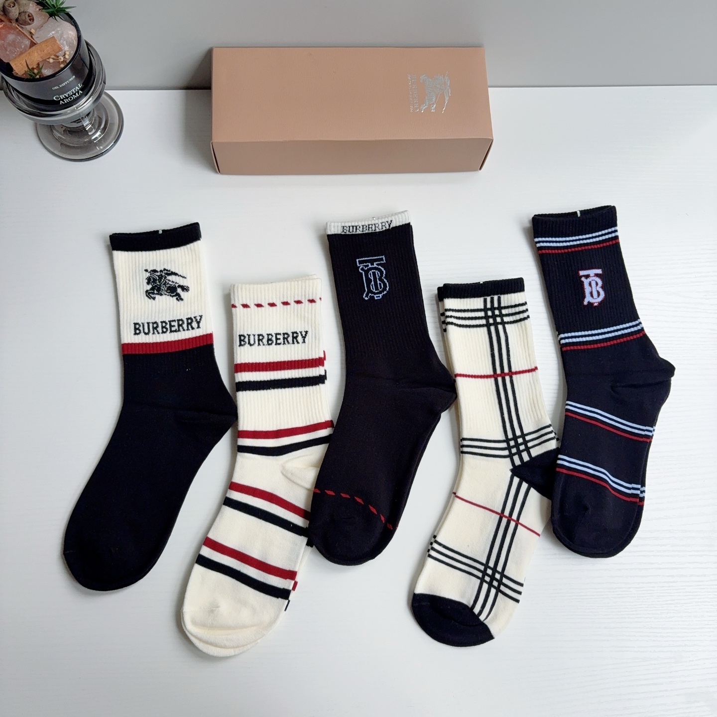 配包装（一盒5双） 🌟Burberry 巴宝莉 新款男女通用长筒袜子，纯棉面料，经典款搭配潮流配色，个性时尚百搭款