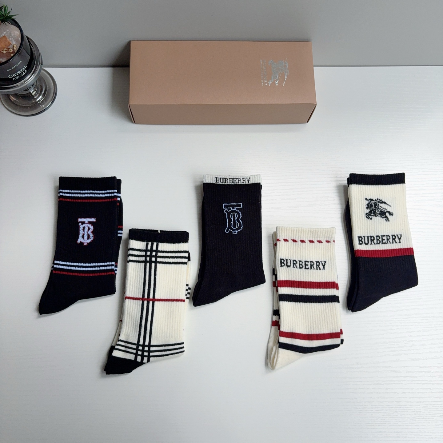 配包装（一盒5双） 🌟Burberry 巴宝莉 新款男女通用长筒袜子，纯棉面料，经典款搭配潮流配色，个性时尚百搭款