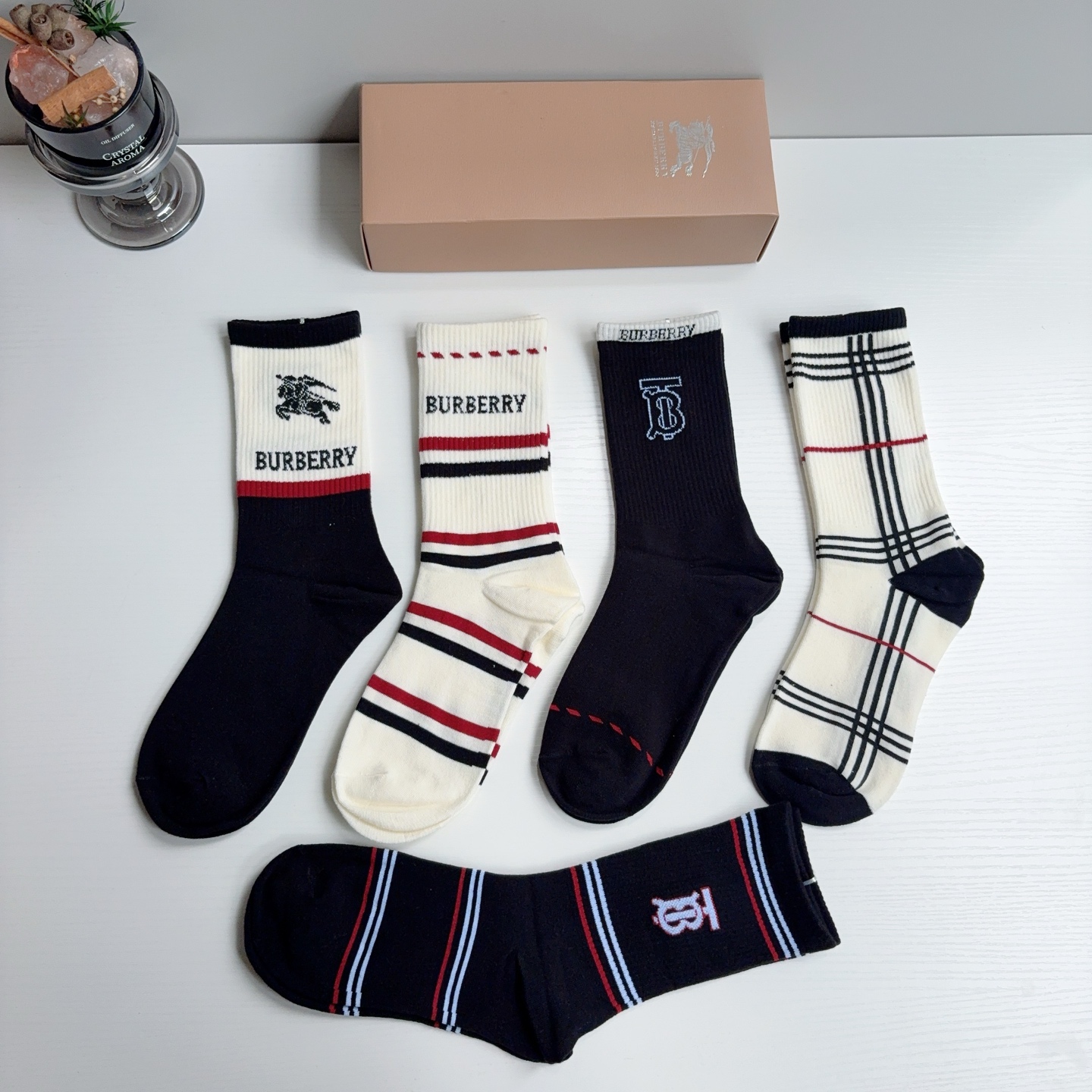 配包装（一盒5双） 🌟Burberry 巴宝莉 新款男女通用长筒袜子，纯棉面料，经典款搭配潮流配色，个性时尚百搭款