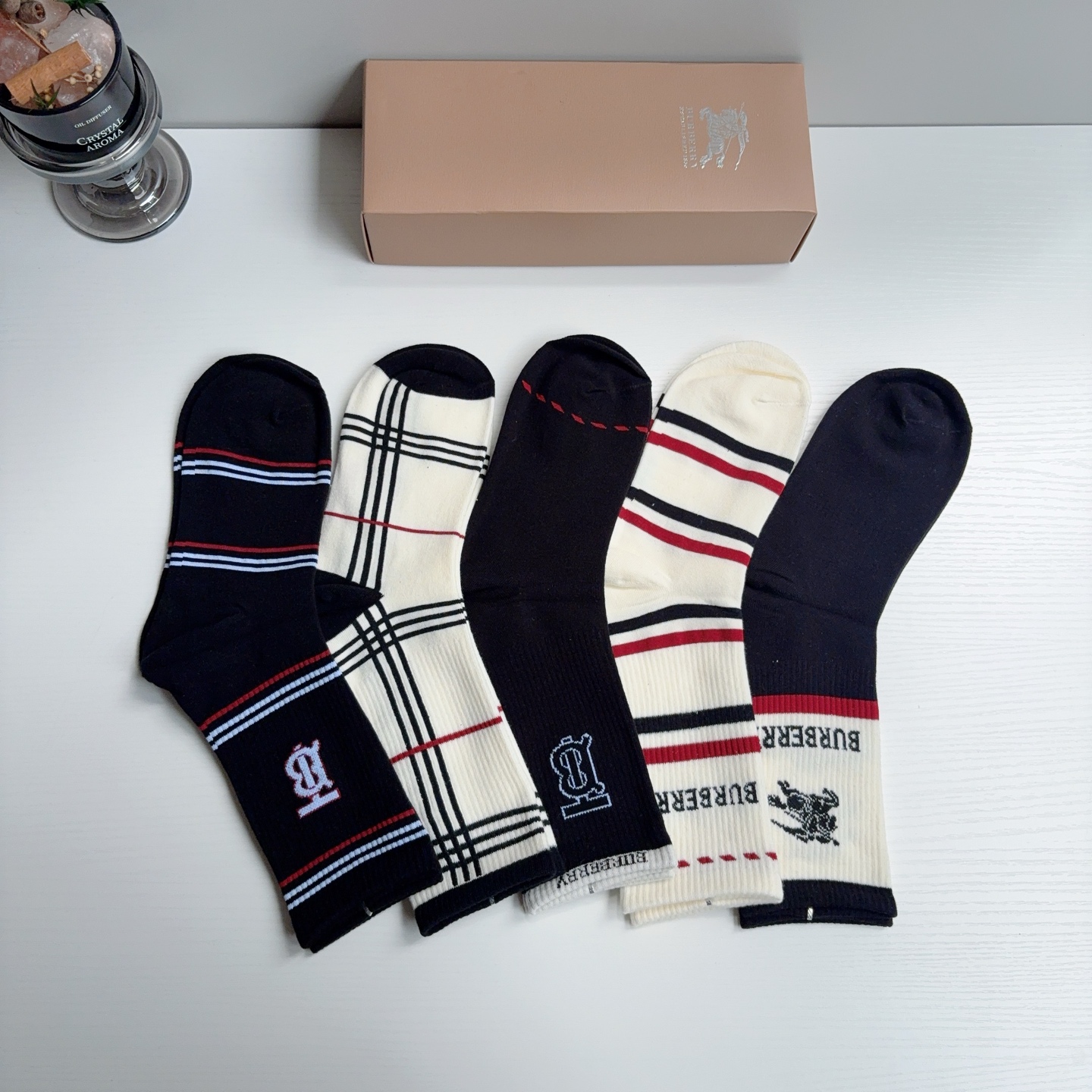 配包装（一盒5双） 🌟Burberry 巴宝莉 新款男女通用长筒袜子，纯棉面料，经典款搭配潮流配色，个性时尚百搭款