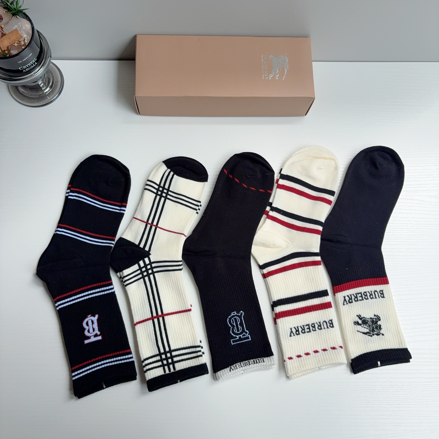 配包装（一盒5双） 🌟Burberry 巴宝莉 新款男女通用长筒袜子，纯棉面料，经典款搭配潮流配色，个性时尚百搭款