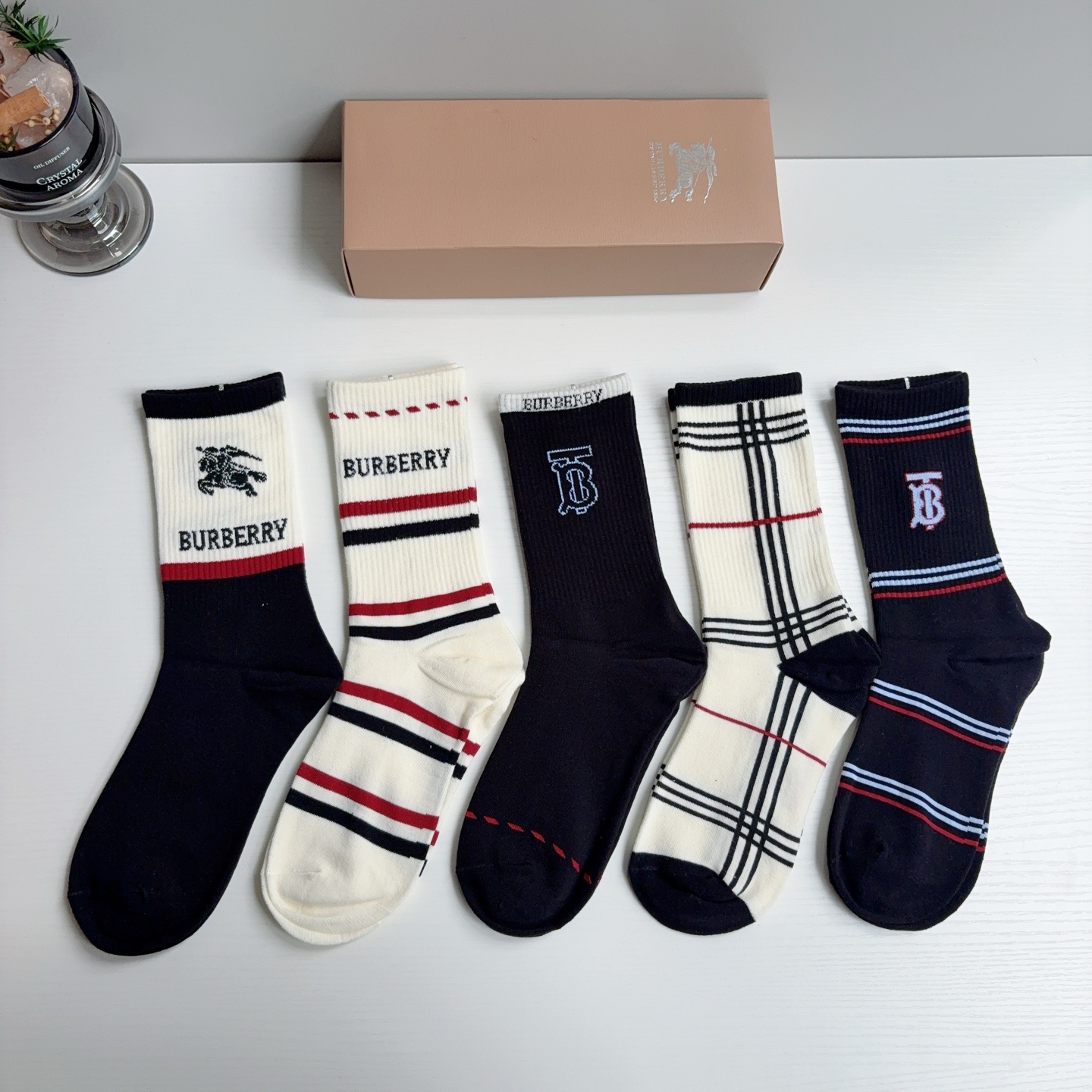 配包装（一盒5双） 🌟Burberry 巴宝莉 新款男女通用长筒袜子，纯棉面料，经典款搭配潮流配色，个性时尚百搭款