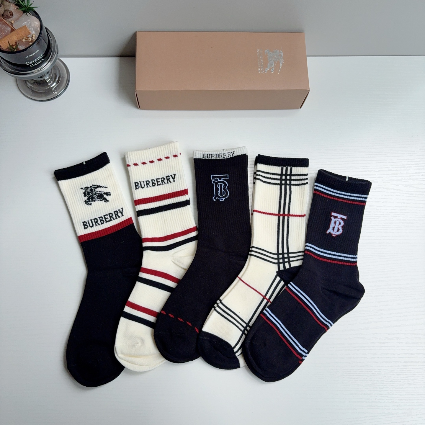 配包装（一盒5双） 🌟Burberry 巴宝莉 新款男女通用长筒袜子，纯棉面料，经典款搭配潮流配色，个性时尚百搭款