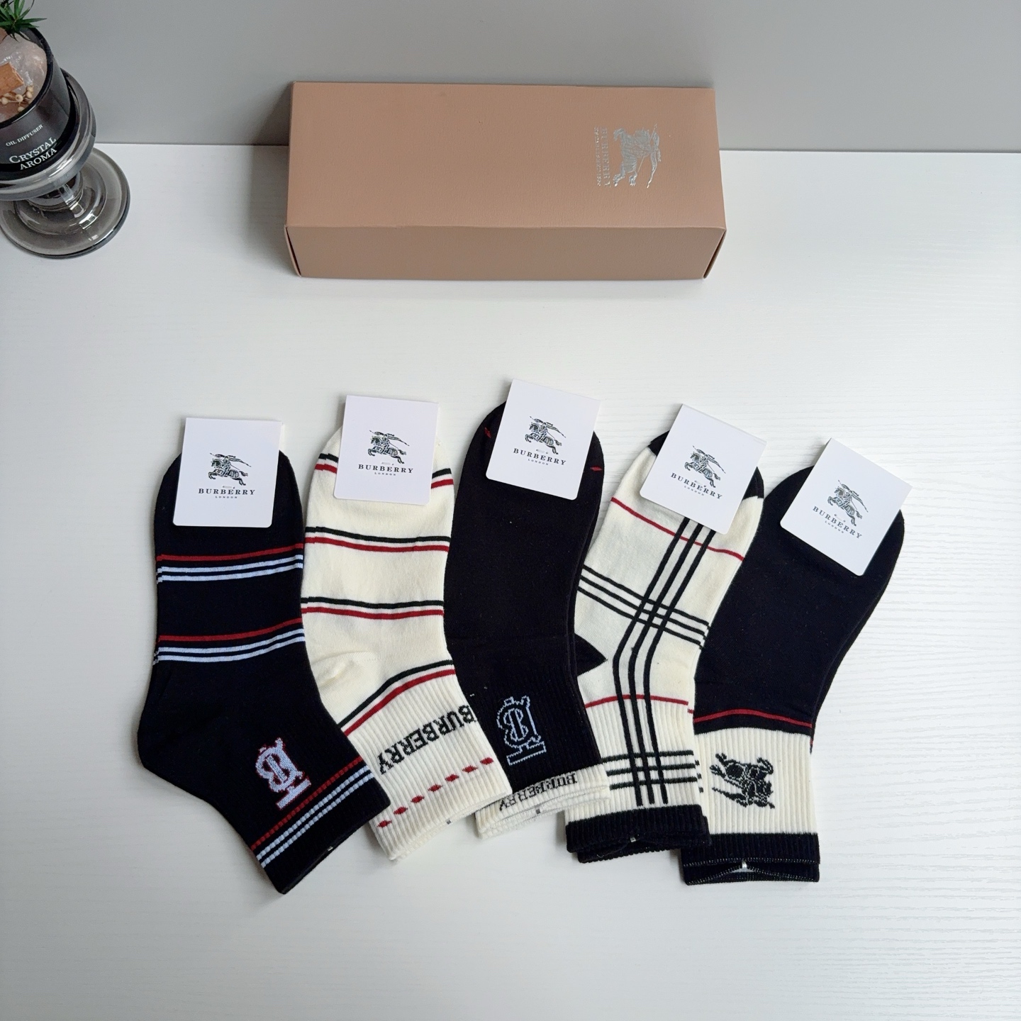 配包装（一盒5双）  🌟 BURBERRY 巴宝莉经典字母logo中筒袜子，个性时尚百搭款，舒适透气🌟
