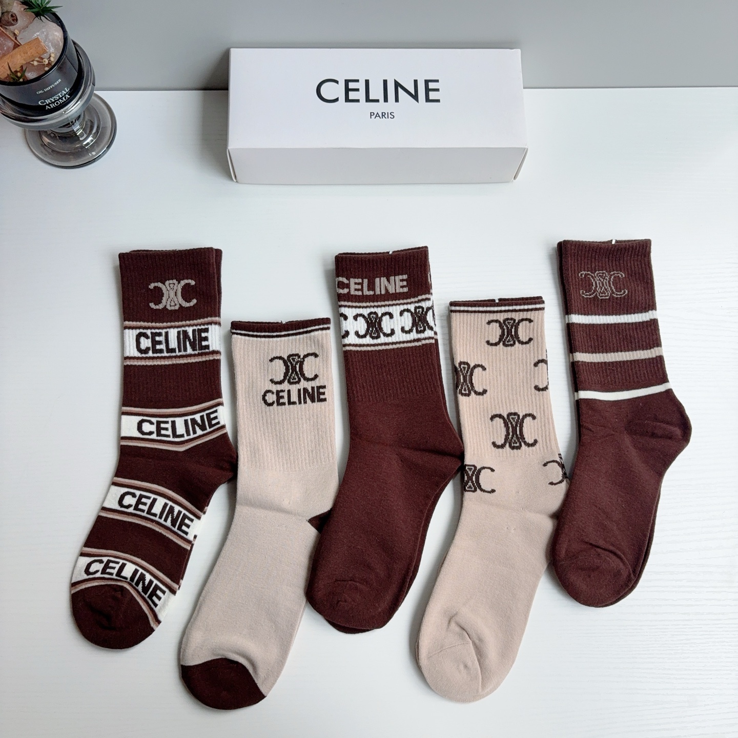 配包装（一盒5双）  CELINE 赛琳新款长筒袜子 经典字母logo 个性时尚百搭款，！超柔软材质，舒适透气，时尚百搭