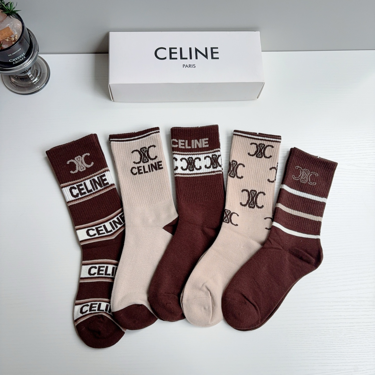 配包装（一盒5双）  CELINE 赛琳新款长筒袜子 经典字母logo 个性时尚百搭款，！超柔软材质，舒适透气，时尚百搭