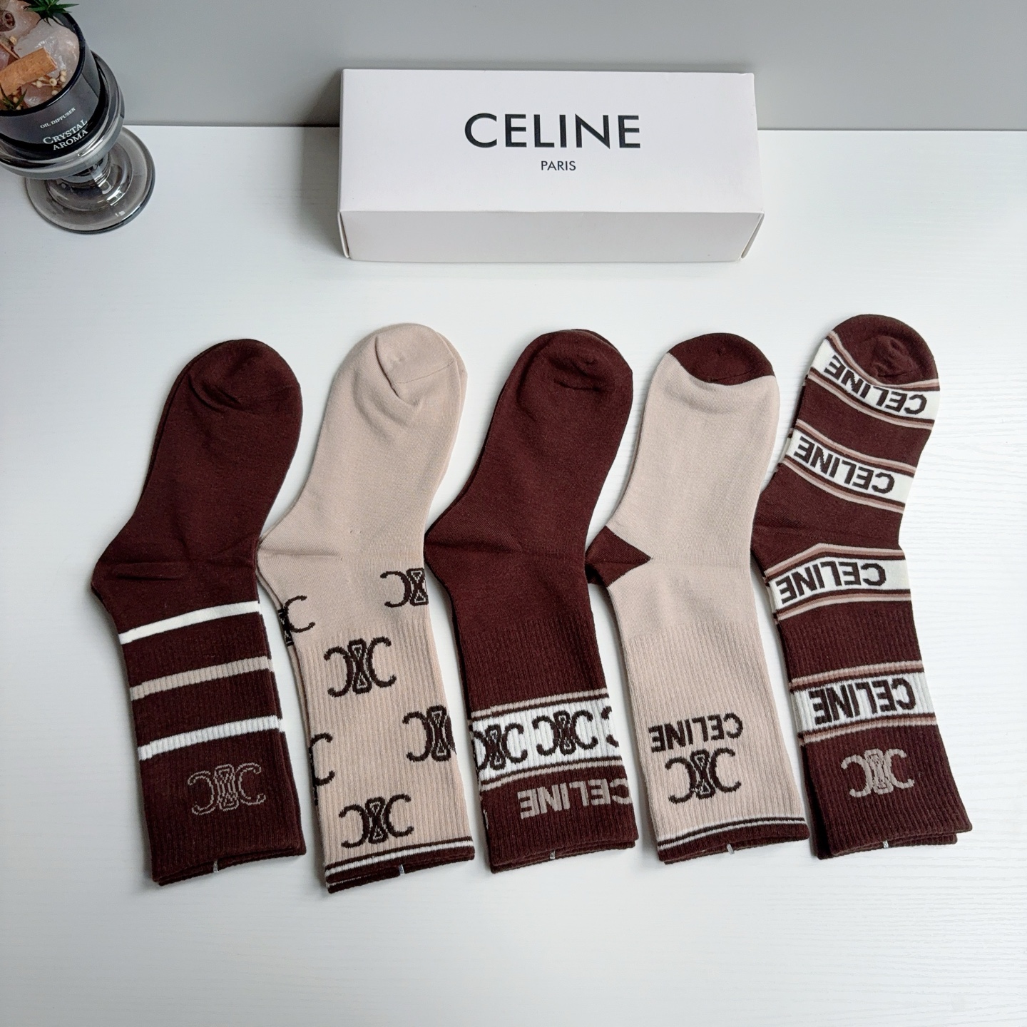配包装（一盒5双）  CELINE 赛琳新款长筒袜子 经典字母logo 个性时尚百搭款，！超柔软材质，舒适透气，时尚百搭