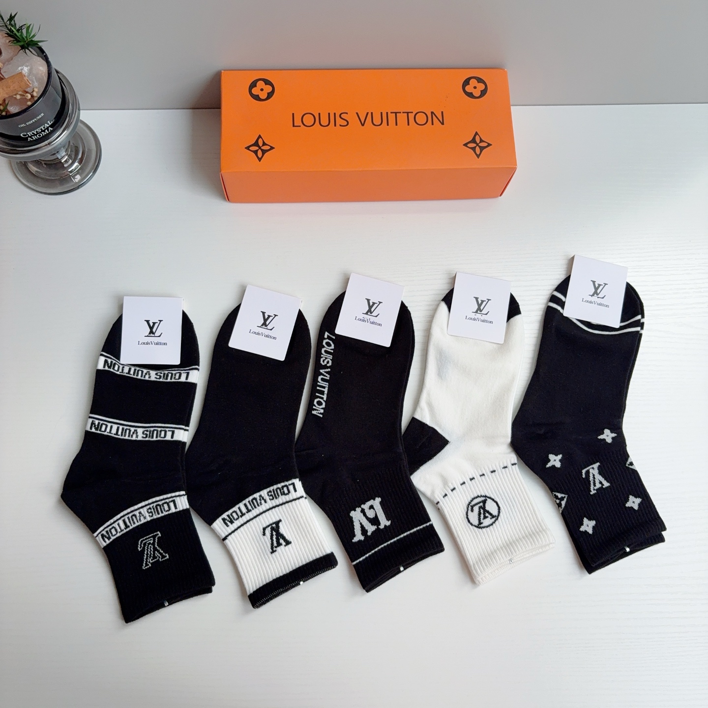 配包装（一盒5双）  🌟 LV 路易威登 超火中筒袜子，纯棉面料，潮人必备款，经典字母logo中筒袜，个性时尚百搭款，你