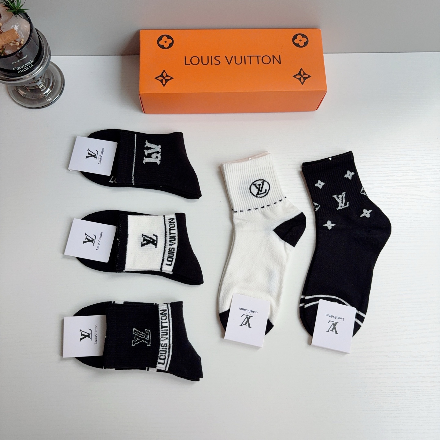配包装（一盒5双）  🌟 LV 路易威登 超火中筒袜子，纯棉面料，潮人必备款，经典字母logo中筒袜，个性时尚百搭款，你