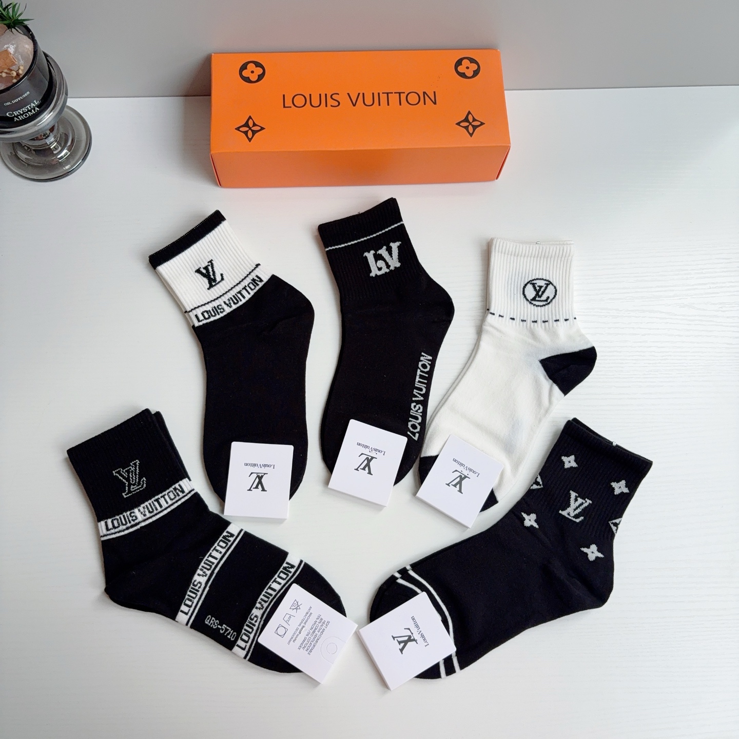 配包装（一盒5双）  🌟 LV 路易威登 超火中筒袜子，纯棉面料，潮人必备款，经典字母logo中筒袜，个性时尚百搭款，你