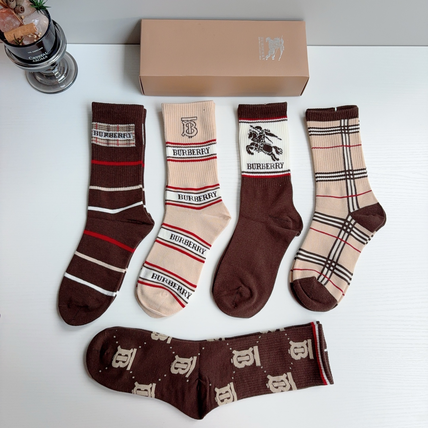 配包装（一盒5双） 🌟Burberry 巴宝莉 新款男女通用长筒袜子，纯棉面料，经典款搭配潮流配色，个性时尚百搭款