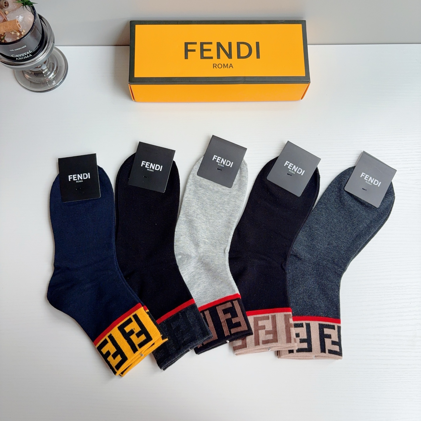 配包装（一盒5双）  FENDI 芬迪 新款中筒男款袜子，纯棉面料，潮人必备 ，经典双F，个性时尚百搭款，你值得拥有哦💗