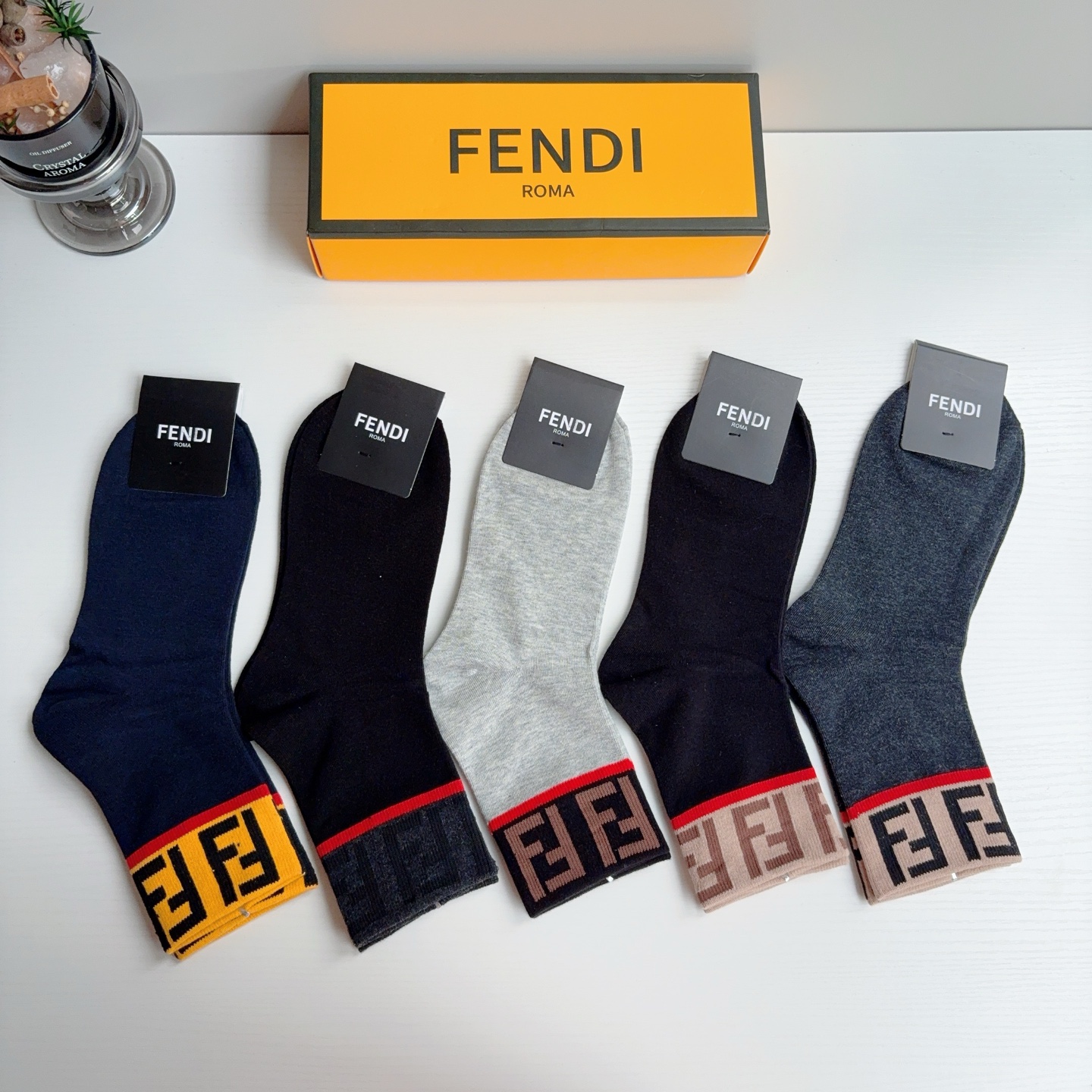 配包装（一盒5双）  FENDI 芬迪 新款中筒男款袜子，纯棉面料，潮人必备 ，经典双F，个性时尚百搭款，你值得拥有哦💗