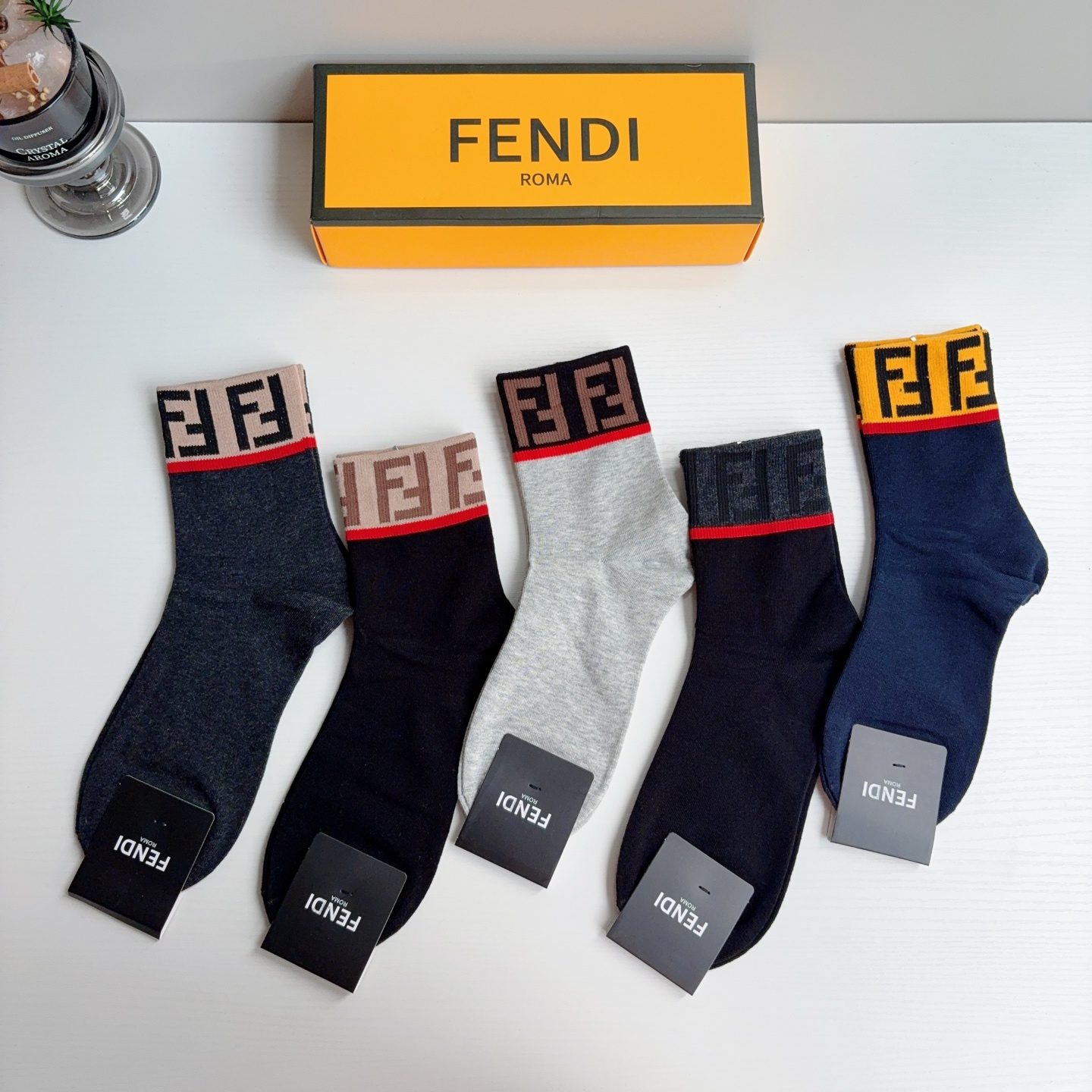 配包装（一盒5双）  FENDI 芬迪 新款中筒男款袜子，纯棉面料，潮人必备 ，经典双F，个性时尚百搭款，你值得拥有哦💗