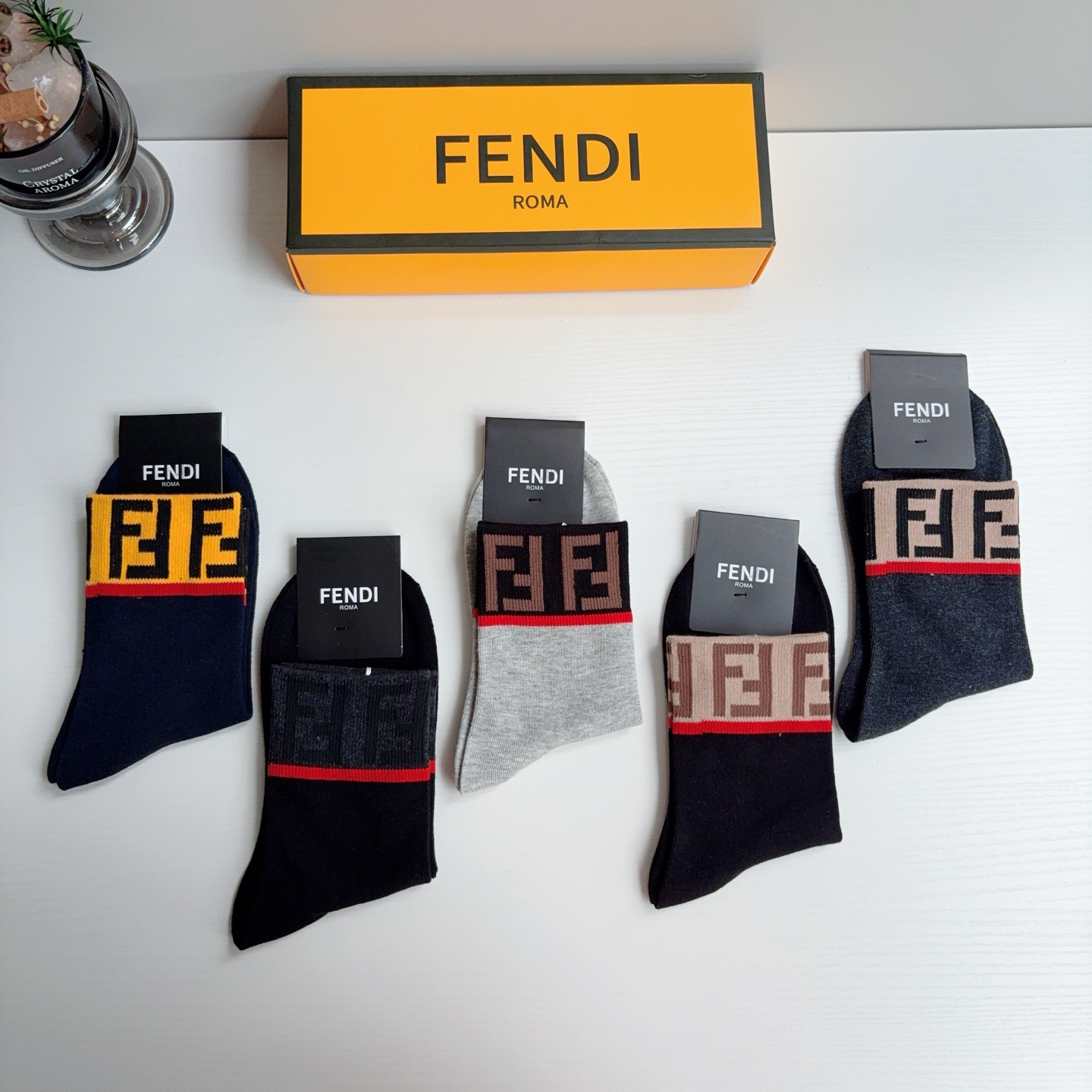 配包装（一盒5双）  FENDI 芬迪 新款中筒男款袜子，纯棉面料，潮人必备 ，经典双F，个性时尚百搭款，你值得拥有哦💗
