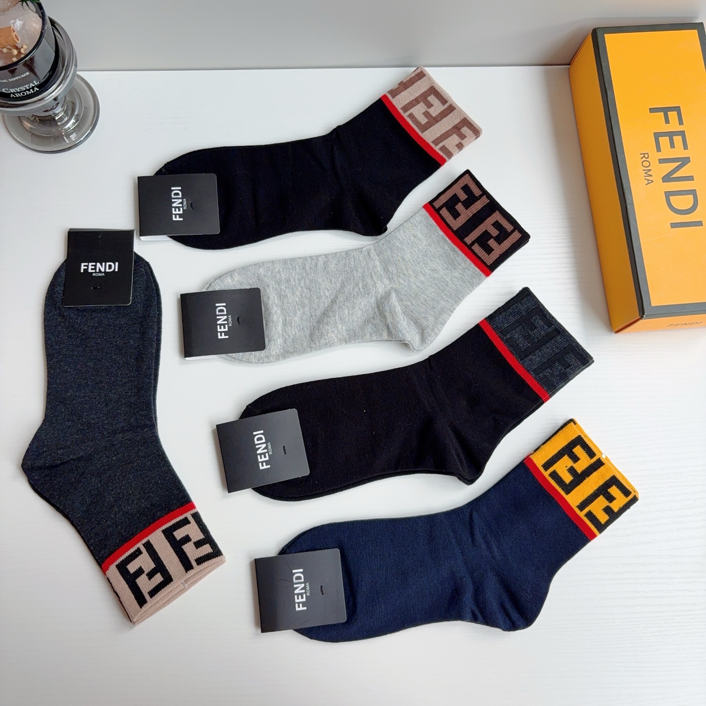 配包装（一盒5双）  FENDI 芬迪 新款中筒男款袜子，纯棉面料，潮人必备 ，经典双F，个性时尚百搭款，你值得拥有哦💗